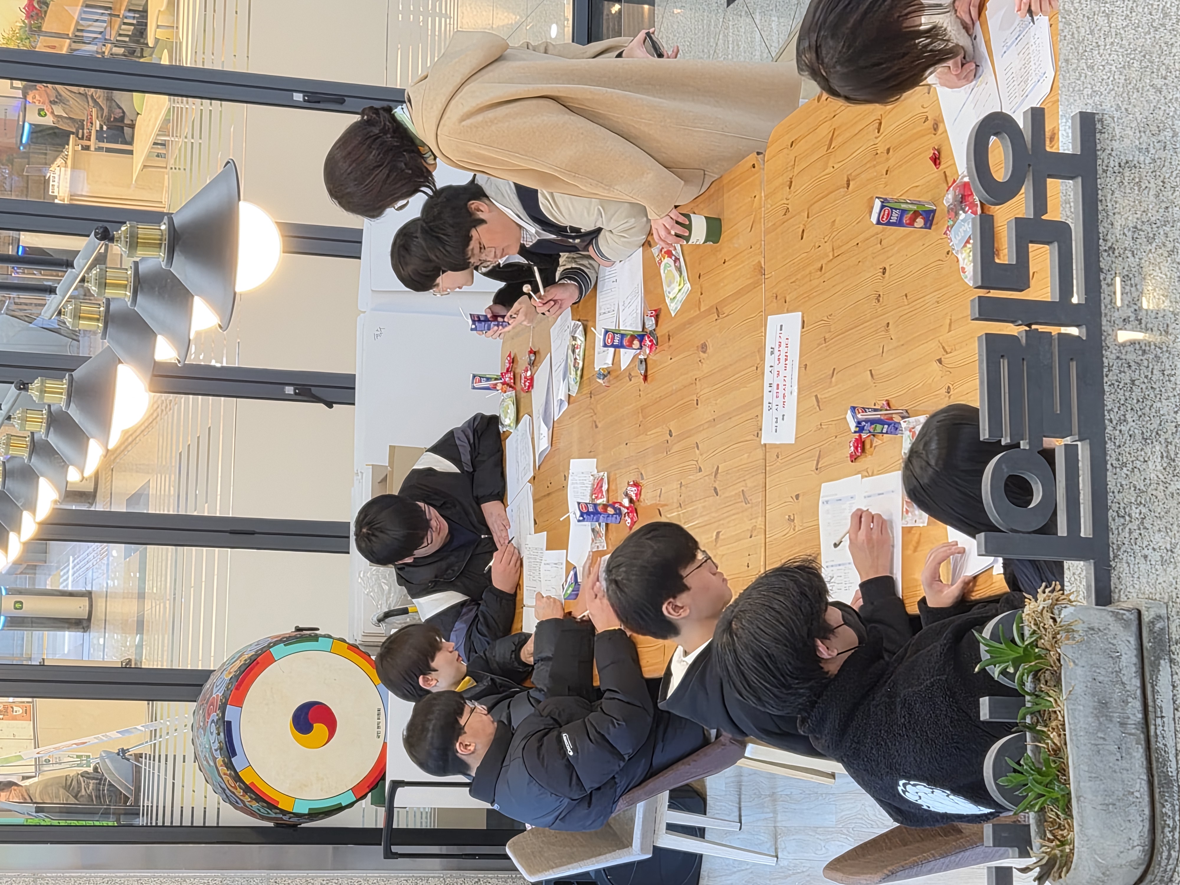 4. 남목중 학생들이 27일 교육청 책마루에서 진로·직업 체험의 날 프로그램에 참여하고 있다 (2).jpeg