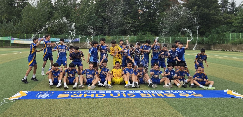 9. 현대중 축구부가 '전국 중등 축구 대전'에서 우승을 하고 기념촬영을 하고있다 (1).jpg