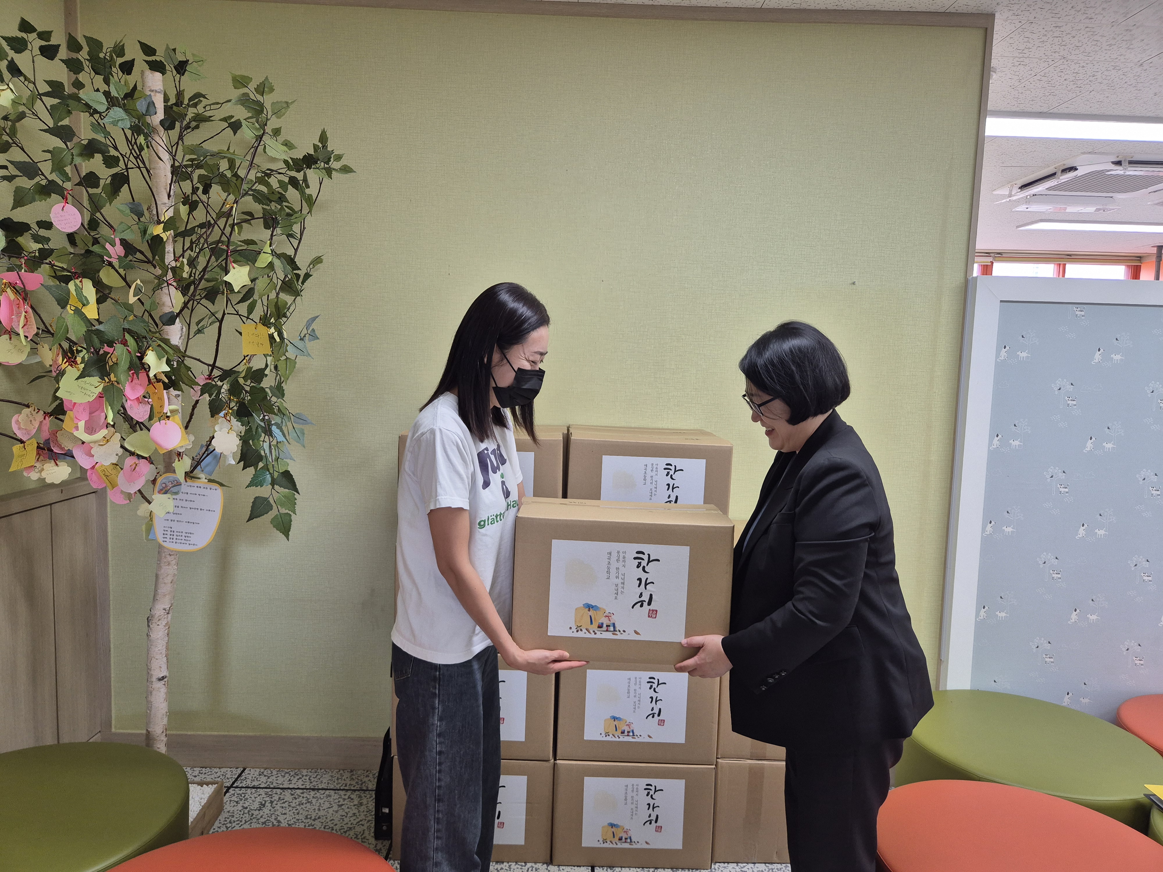 4. 매곡초는 지난 1일 추석을 맞아 교육복지실에서 학부모에게 추석 꾸러미를 전달했다 .jpg