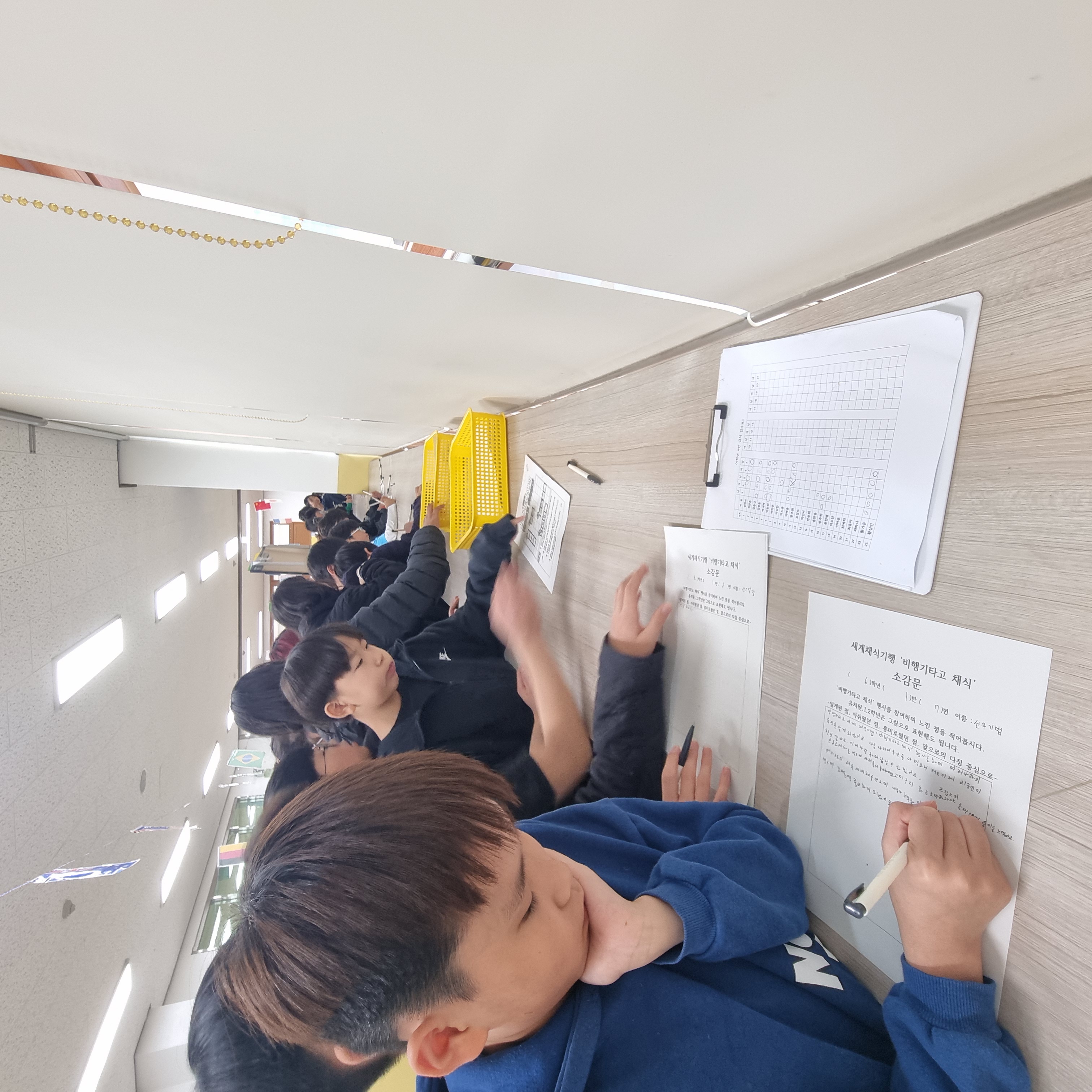 매산초 학생들이 7일 '비행기 타고 채식' 활동을 하고 소감을 작성하고 있다.jpg