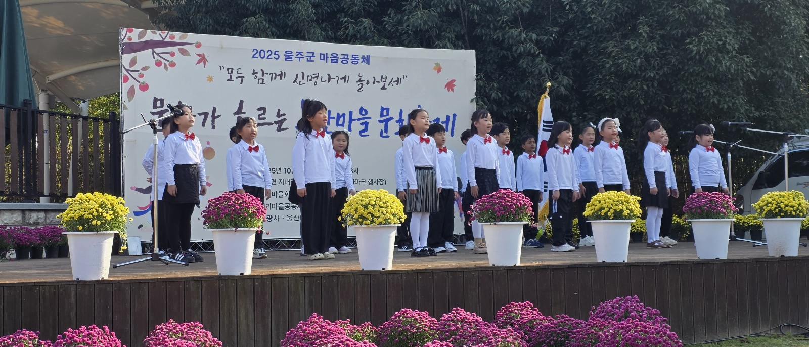 10. 상북초등학교 학생들이 26일 지내리 농촌테마파크에서 대리마을 문화축제에 참여해 합창을 하고있다 (1).jpg