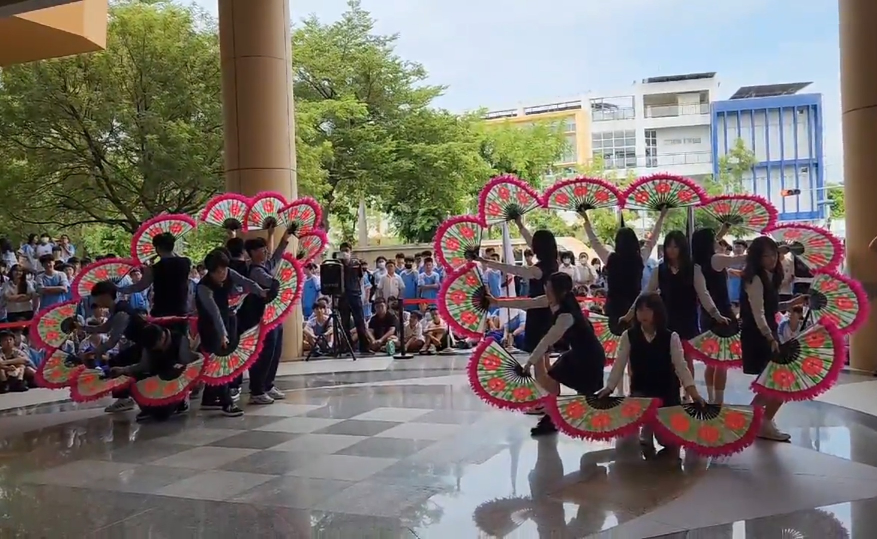 9. 남창중 학생들이 22~25일 대만 펑시중학교 교류행사에서 부채춤을 선보이고 있다 .jpg