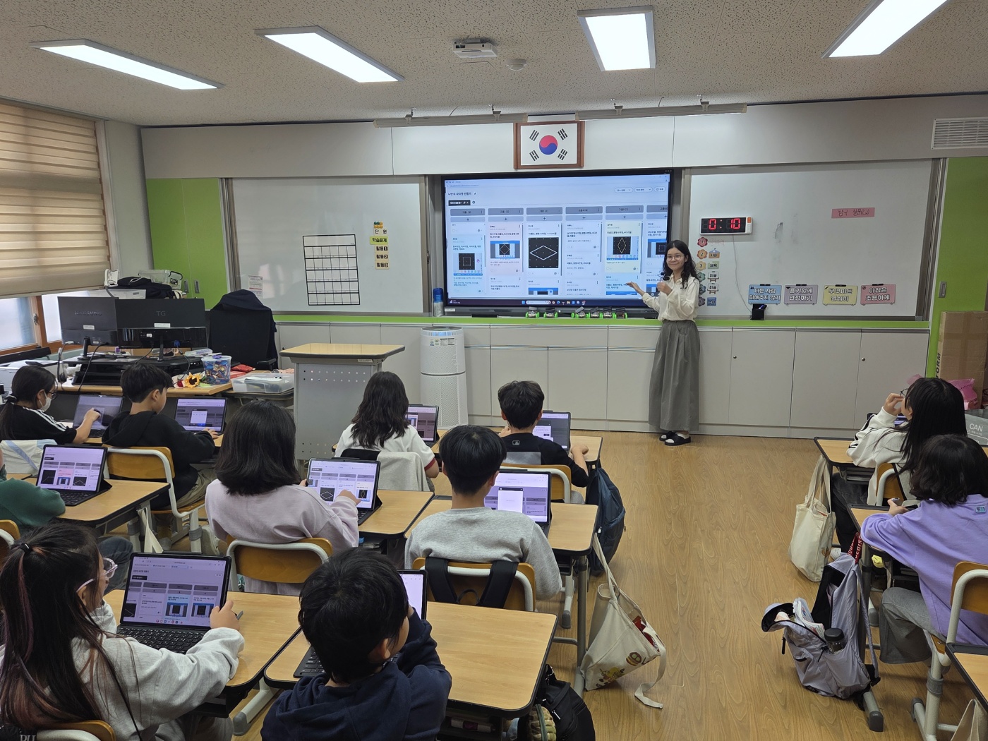 5. 동부초등학교 교사들이 23일 교실에서 '인공지능 디지털 교육자료' 공개 수업을 하고있다  (1).jpg