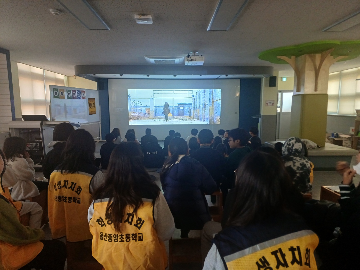 울산중앙초 학생들이 18~19일 교실에서 영화관람을 하고있다 (3).jpg