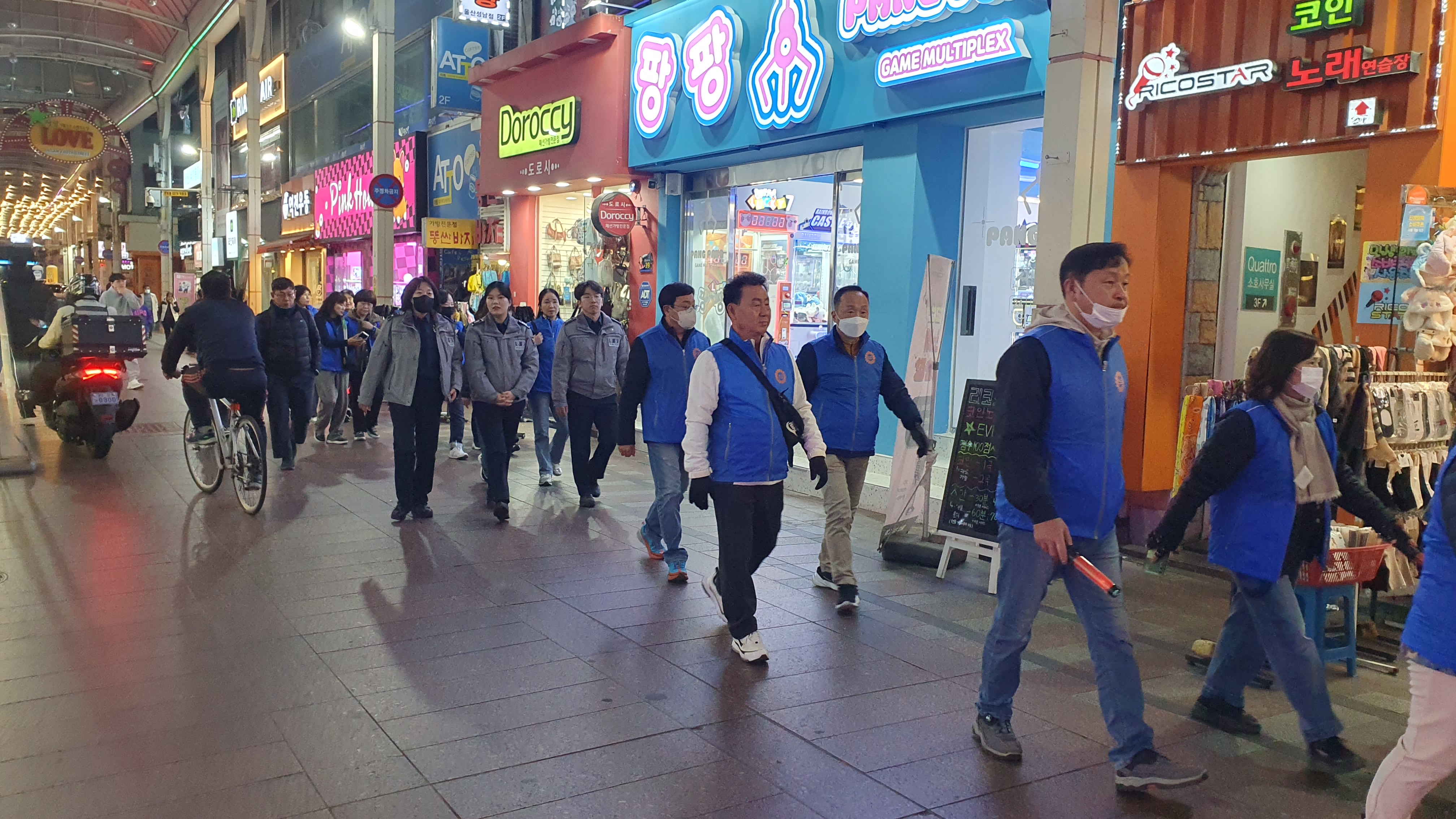 2. 울산교육청은 13일 울산경찰청, 교육기부 안전망 단체와 함께 성남동 일원에서 수능 이후 합동 생활지도를 펼쳤다.jpg