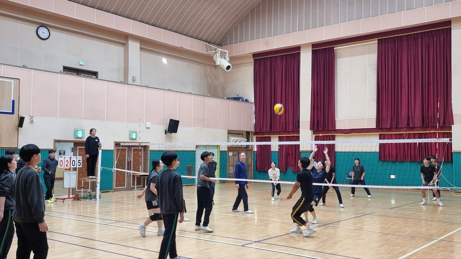 구영중 학생과 교사들이 21일 체육관에서 사제간 배구 경기를 진행했다 (3).jpg