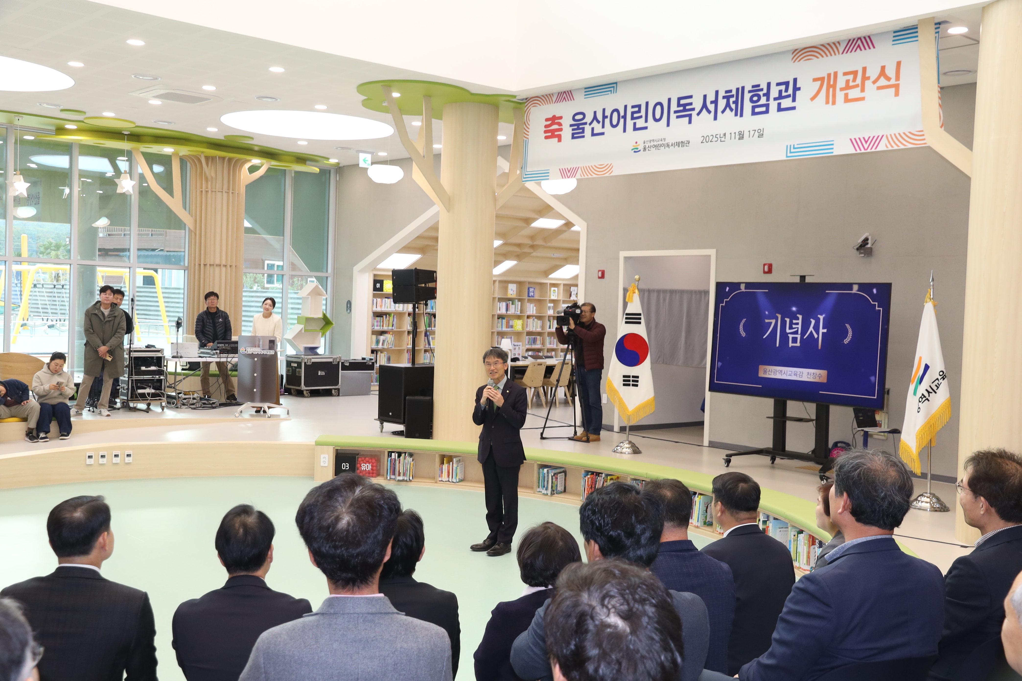 1. 천창수교육감이 17일 어린이독서체험관에서 기념사를 하고있다..jpg