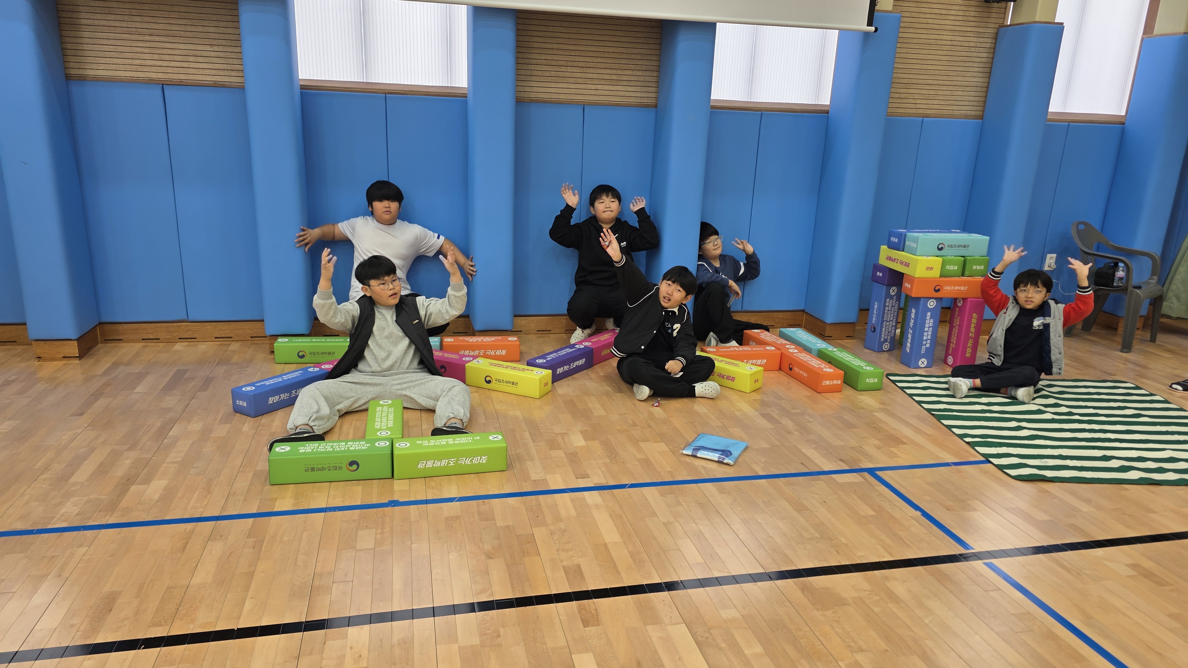 10. 주전초등학교 학생들이 31일 체육관에서 '찾아가는 조세박물관' 프로그램에 참여하고 있다 (2).jpg