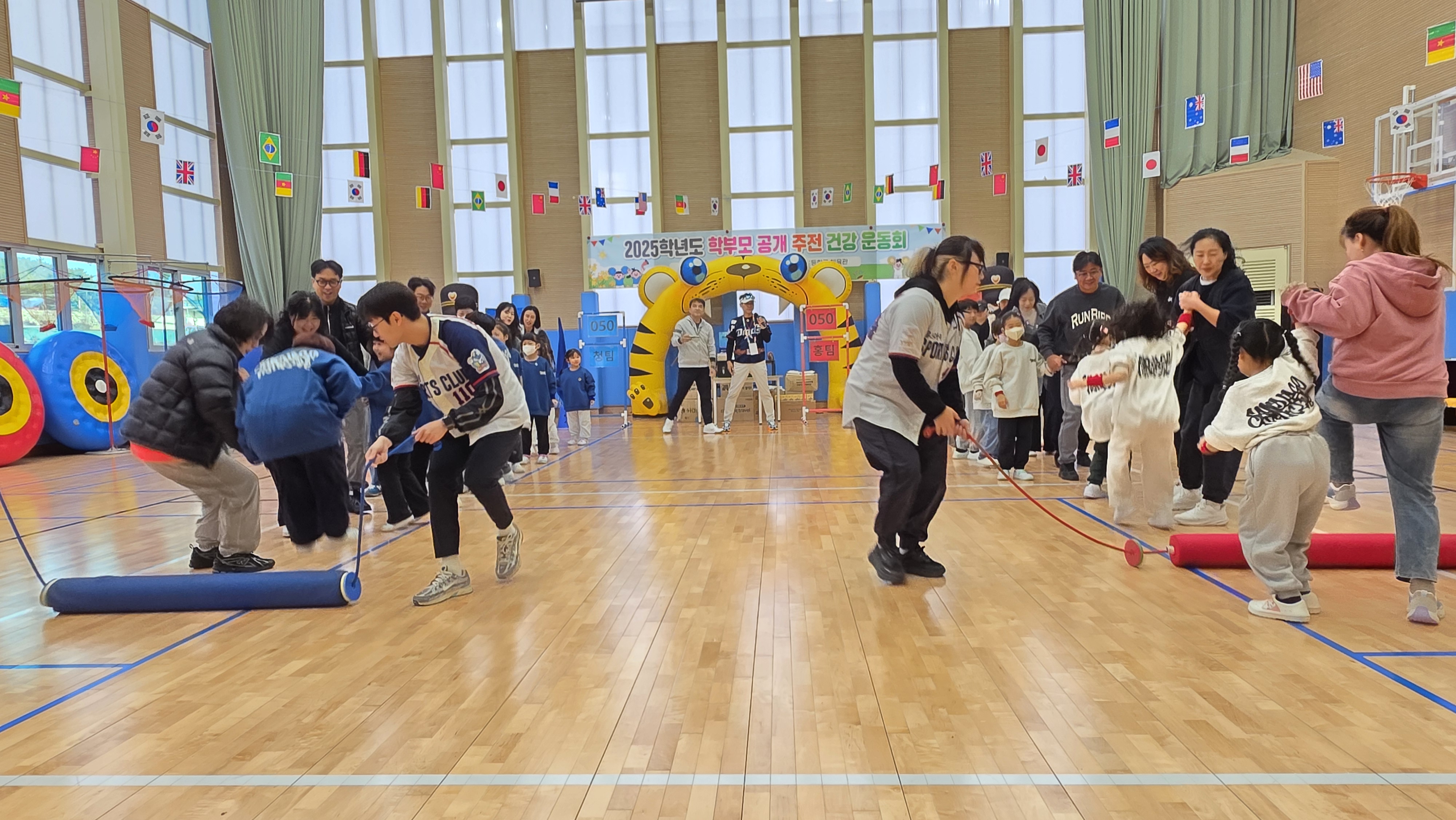 1. 주전초 학생들과 학부모들이 26일 체육관과 교실에서 건강 운동회에 참여하고 있다 (2).jpg