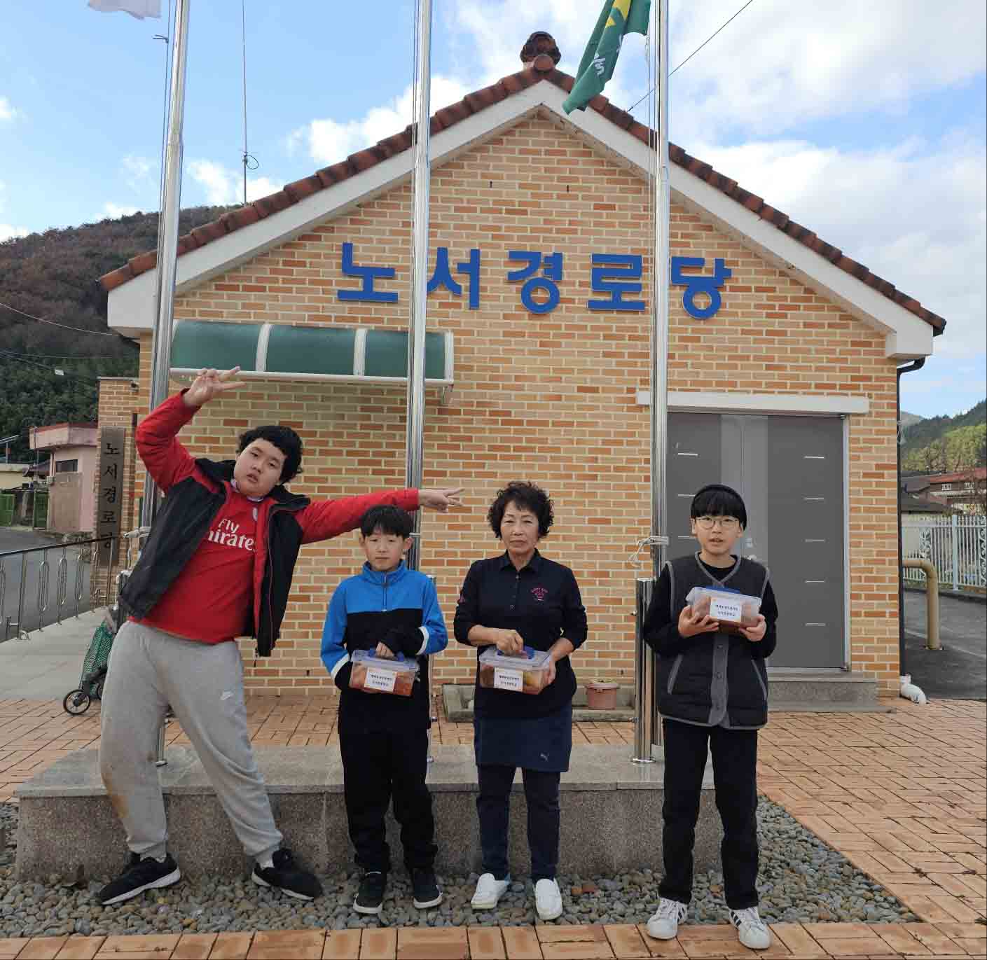 7 [두서초] “직접 키우고 담근 김치 이웃과 나눠요”  (3).jpg