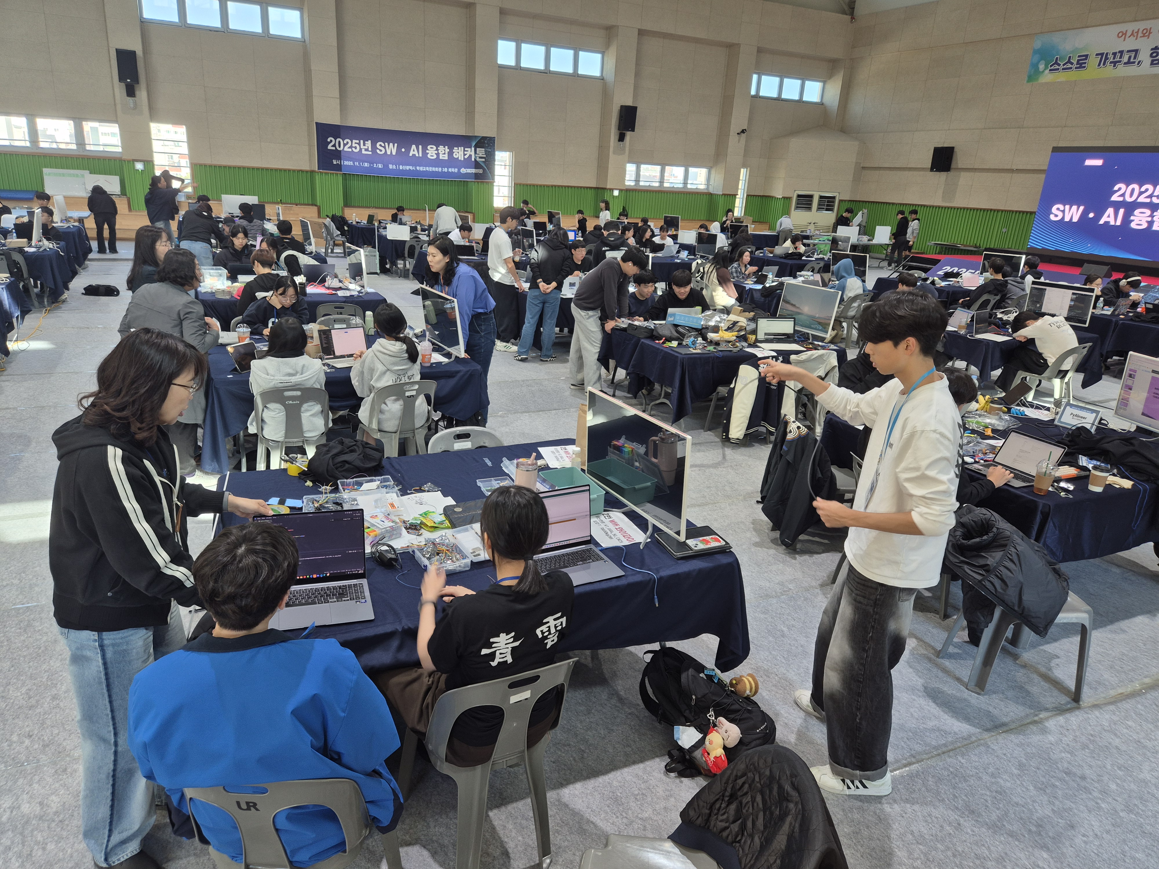 12. 울산학생교육문화회관에서 1일 열린 '소프트웨어, 인공지능 융함 끝장 개발 대회'에 참가한 학생들이 탐구를 진행하고 있다 (1).jpg