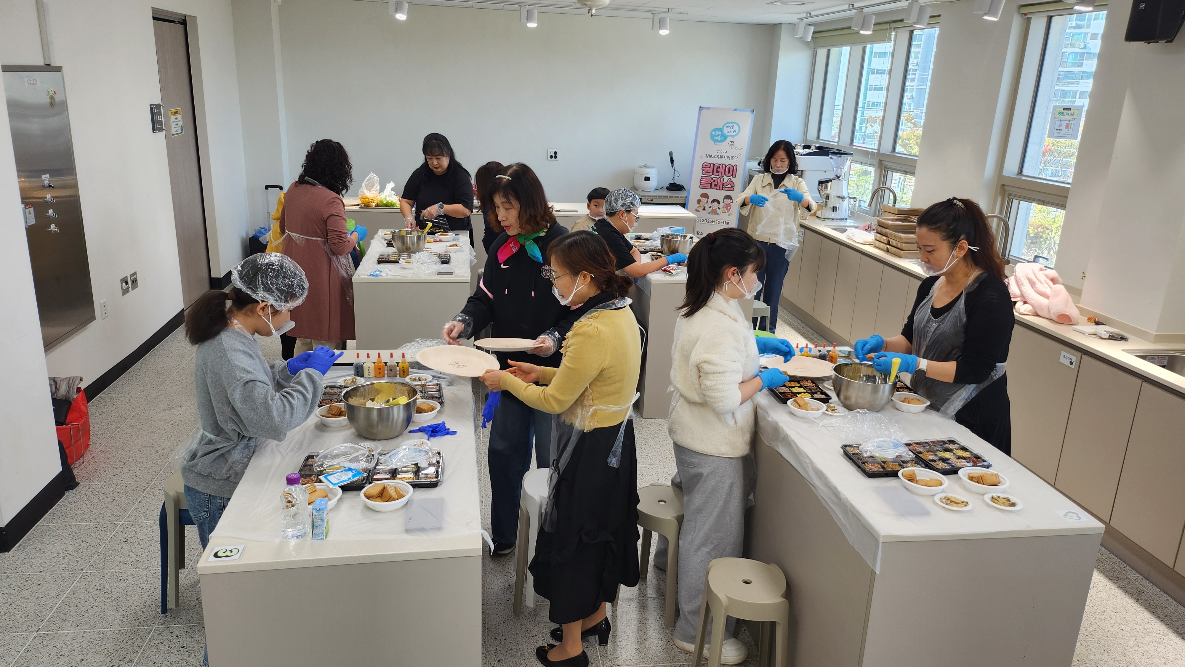 3. 강북 이음학생과 이음단원들이 2일 이화정 청소년 창작센터에서 원데이클래스 요리 체험을 하고있다.jpg