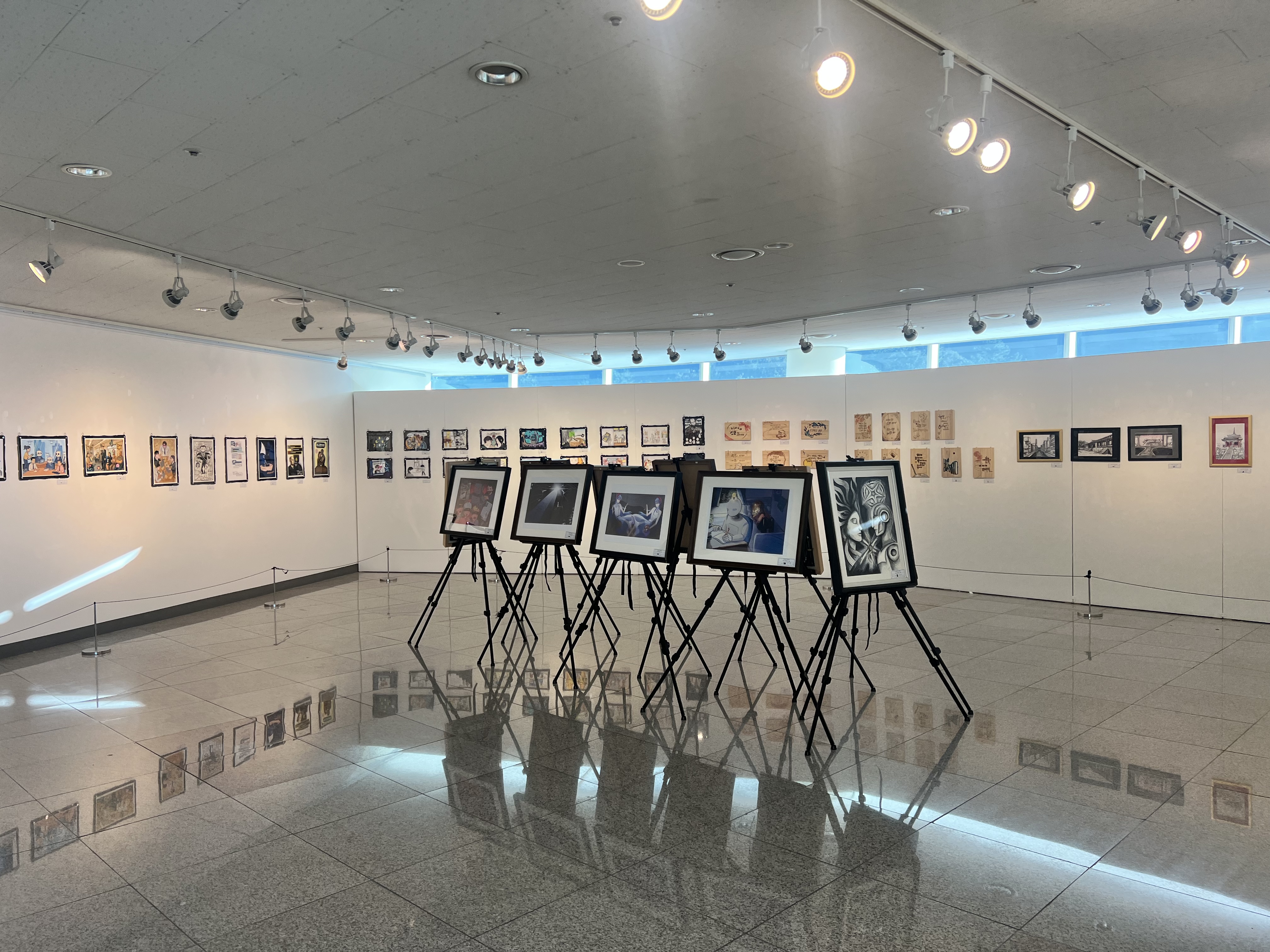 7. 울산과학관은 오는 11월 23일까지 갤럭시 전시관에서 학성여고 학생 작품을 전시한다.jpg