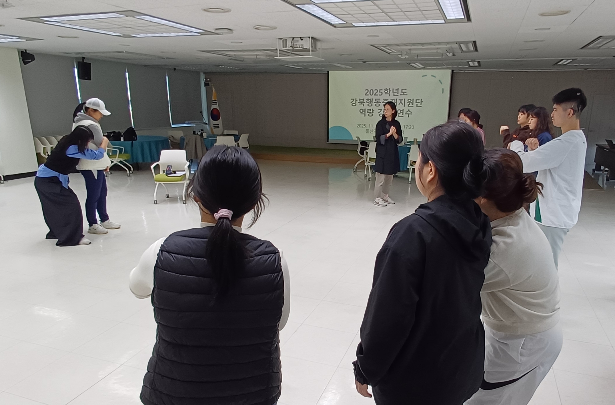 3. 강북교육지원청이 9일 대회의실에서 주관한 '강북행동중재지원단 역량강화 연수'에 참가한 위원들이 강의를 듣고있다 (2).jpg