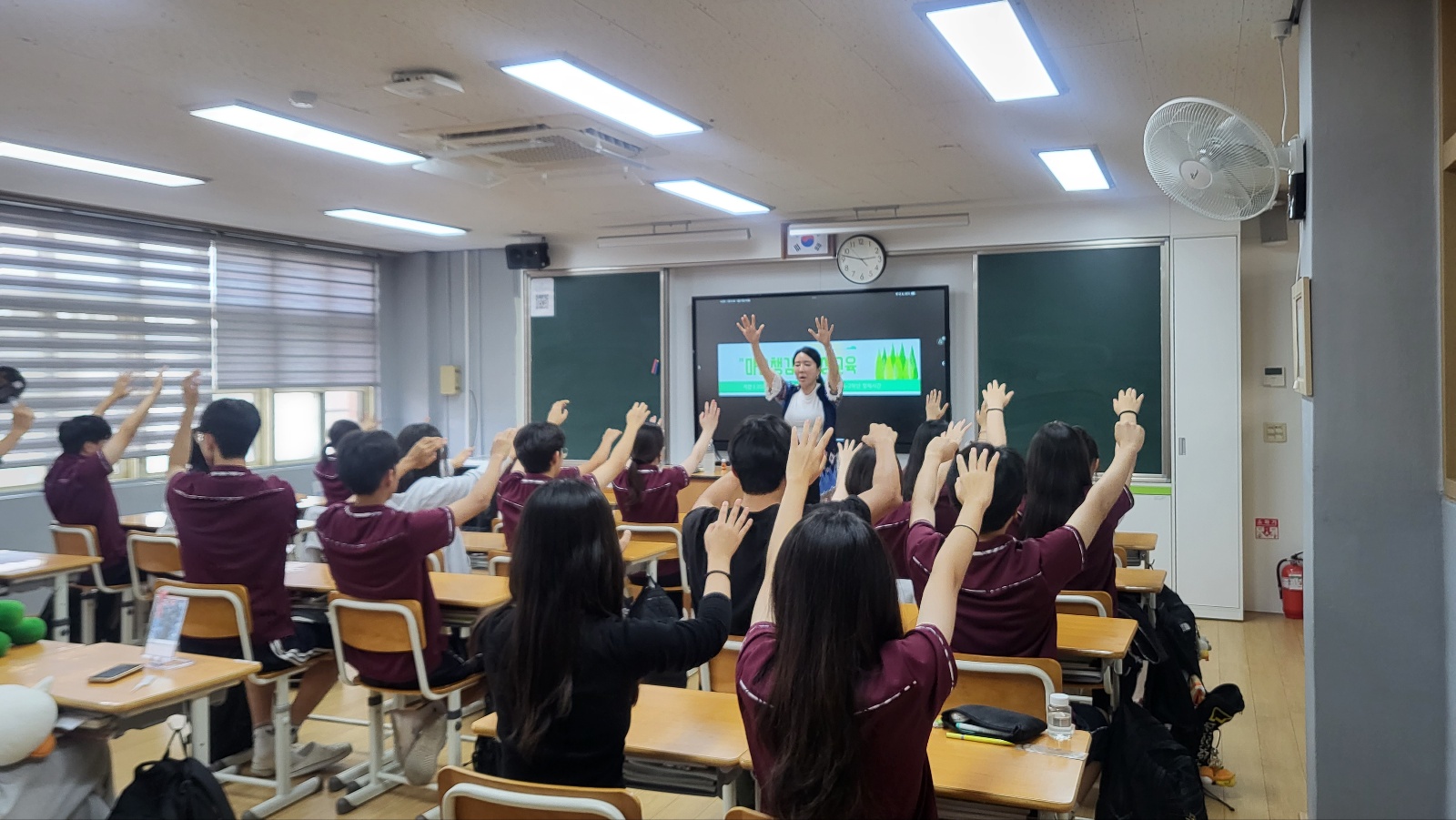 2. 무룡고 학생들이 교실에서 '마음챙김 명상교육' 수업을 받고있다 (2).jpg
