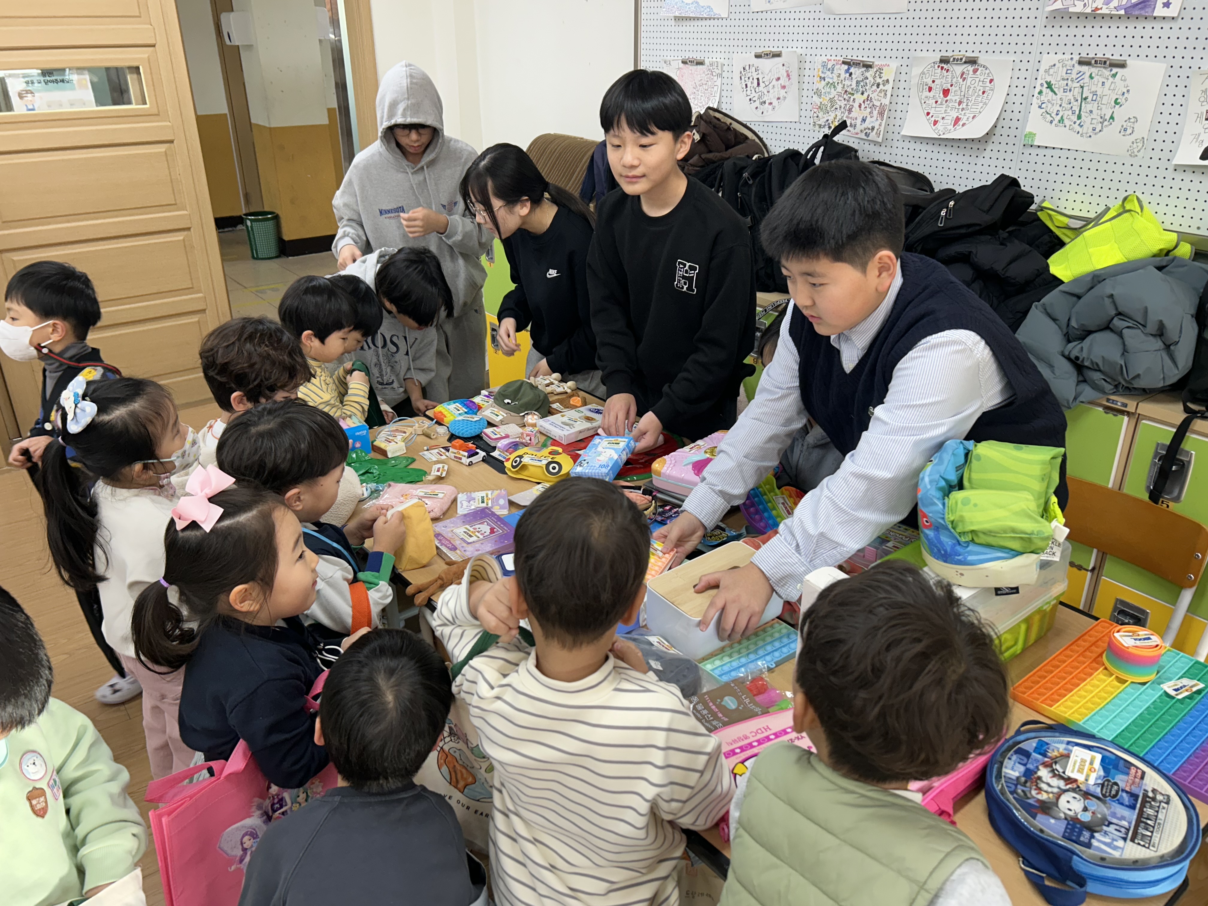 3. 울산초와 병설유치원은 19일 유초 이음교육의 하나로 아나바다 장터를 열었다 (1).jpg