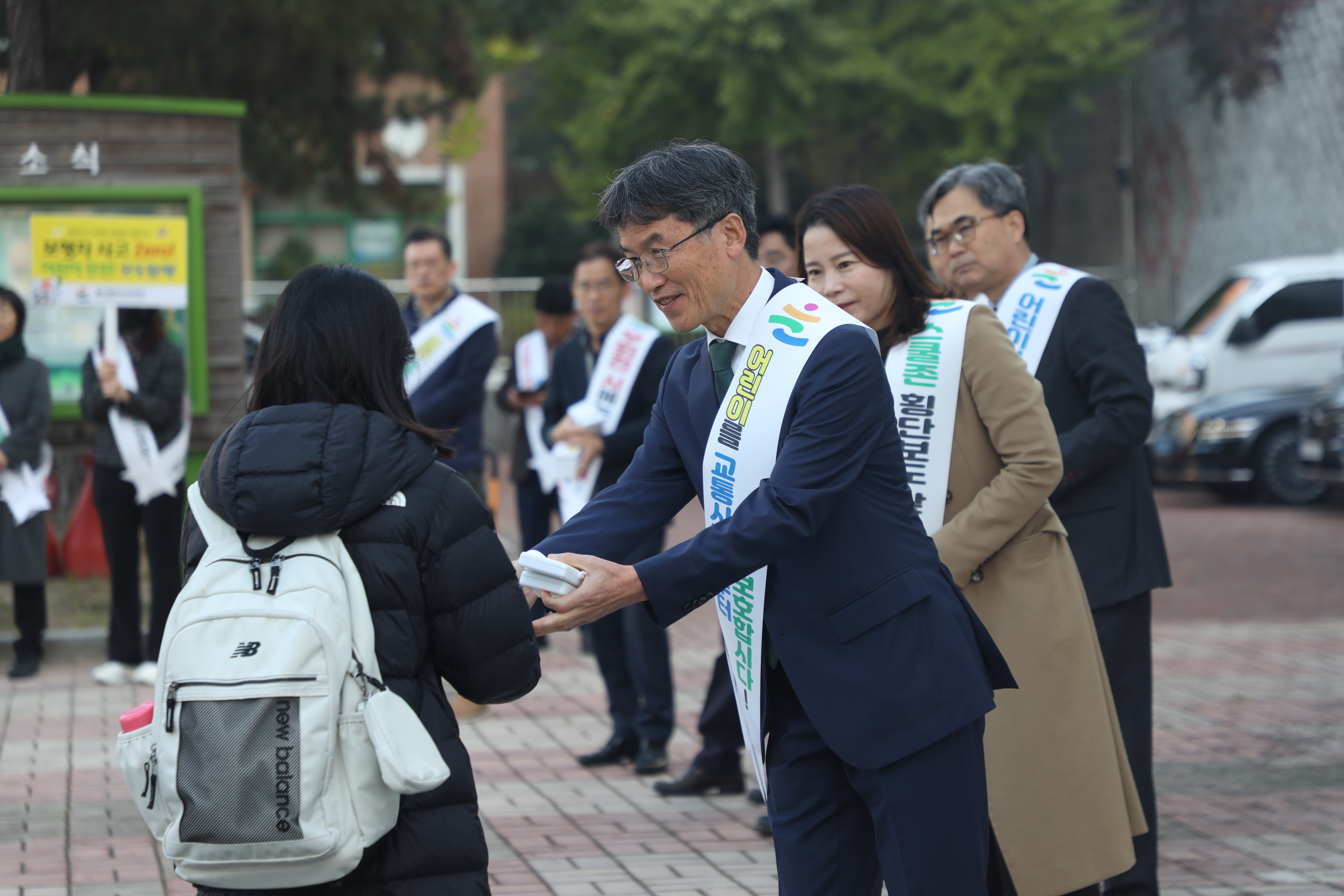 2. 천창수 교육감이 6일 울주명지초 인근에서 '민관경이 함께 하는 등굣길 교통안전 홍보 활동'을 하고있다.jpg