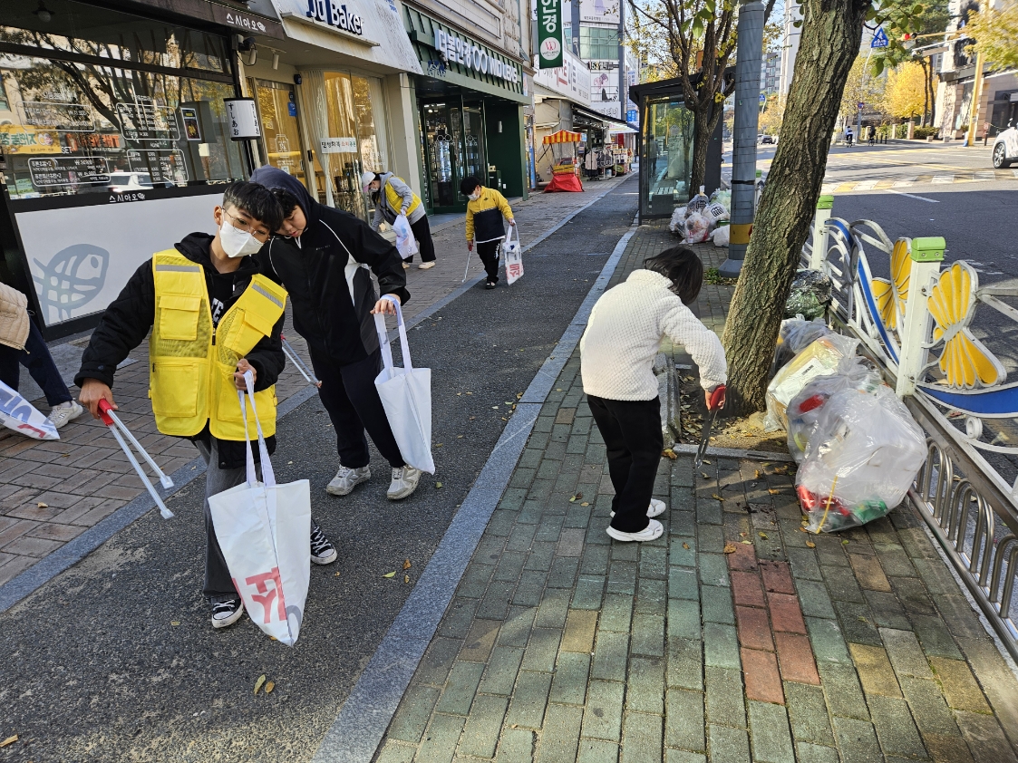 9. 송정초 학부모회와 학생들이 16일 학교 인근에서 쓰레기를 줍고있다 (1).jpg