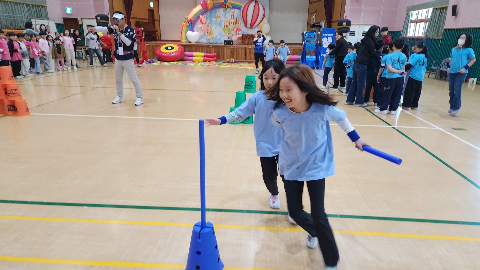 울산중앙초 학생들이 6일 체육관에서 '가을맞이 어울림 한마당' 활동을 하고있다 (2).jpg