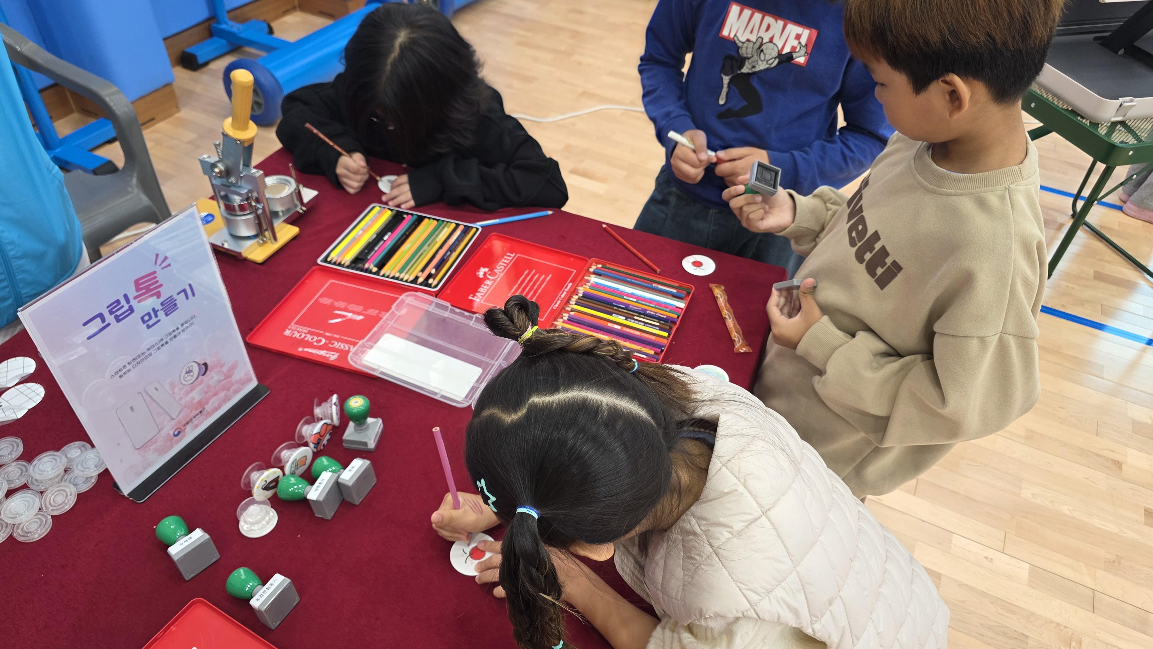 10. 주전초등학교 학생들이 31일 체육관에서 '찾아가는 조세박물관' 프로그램에 참여하고 있다 (3).jpg