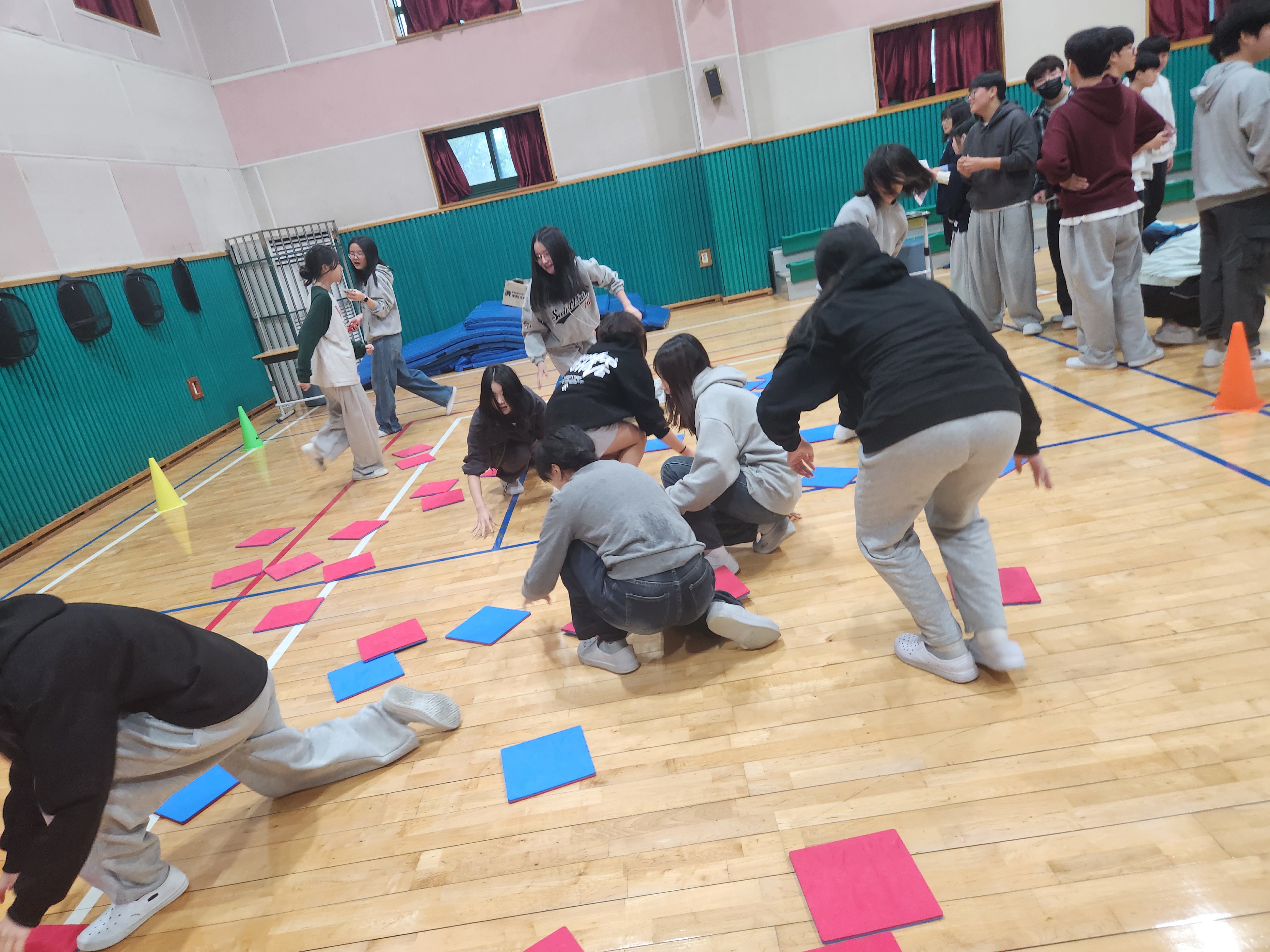 3. 남외중 학생들이 22일 체육관에서 '색판 뒤집기(단체전)' 활동을 하고있다.jpg