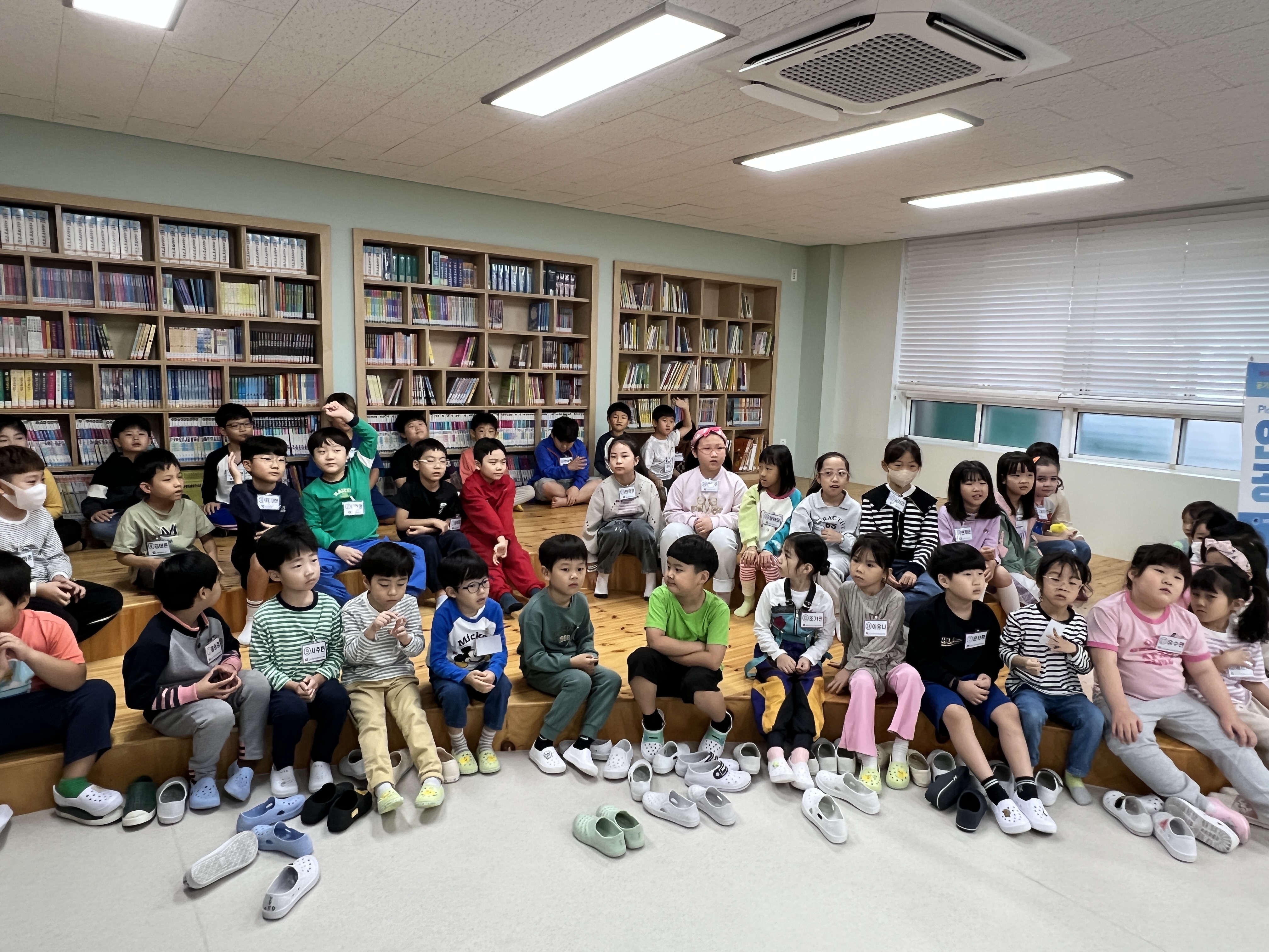 다운초 2학년과 유치원 유아들이 28일 함께 책을 읽으며 임무를 수행하고 있다 (1).jpg