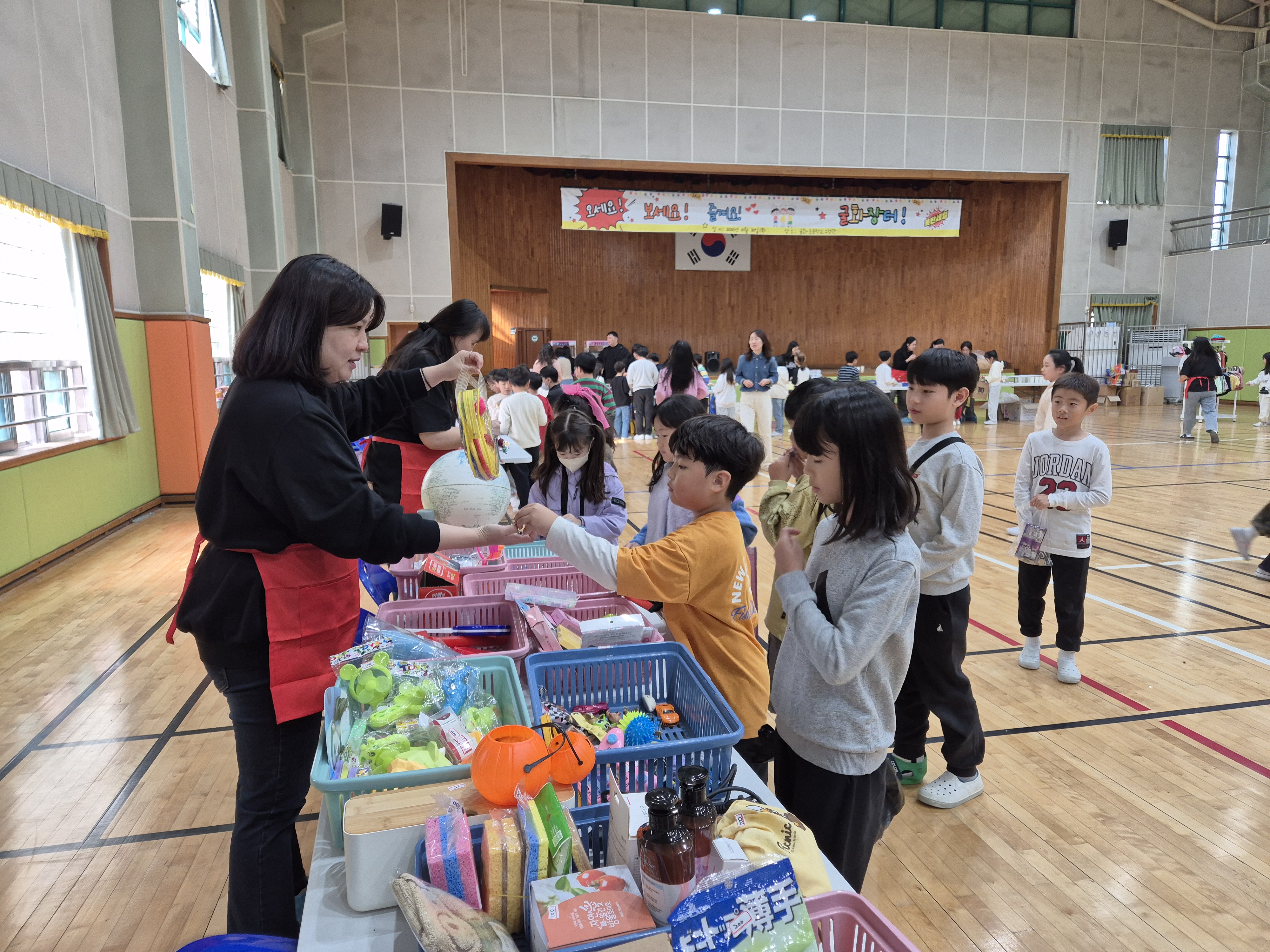 9. 굴화초등학교 학생들이 30일 체육관에서 열린 '굴화 장터' 행사에 참여하고 있다 (1).jpg