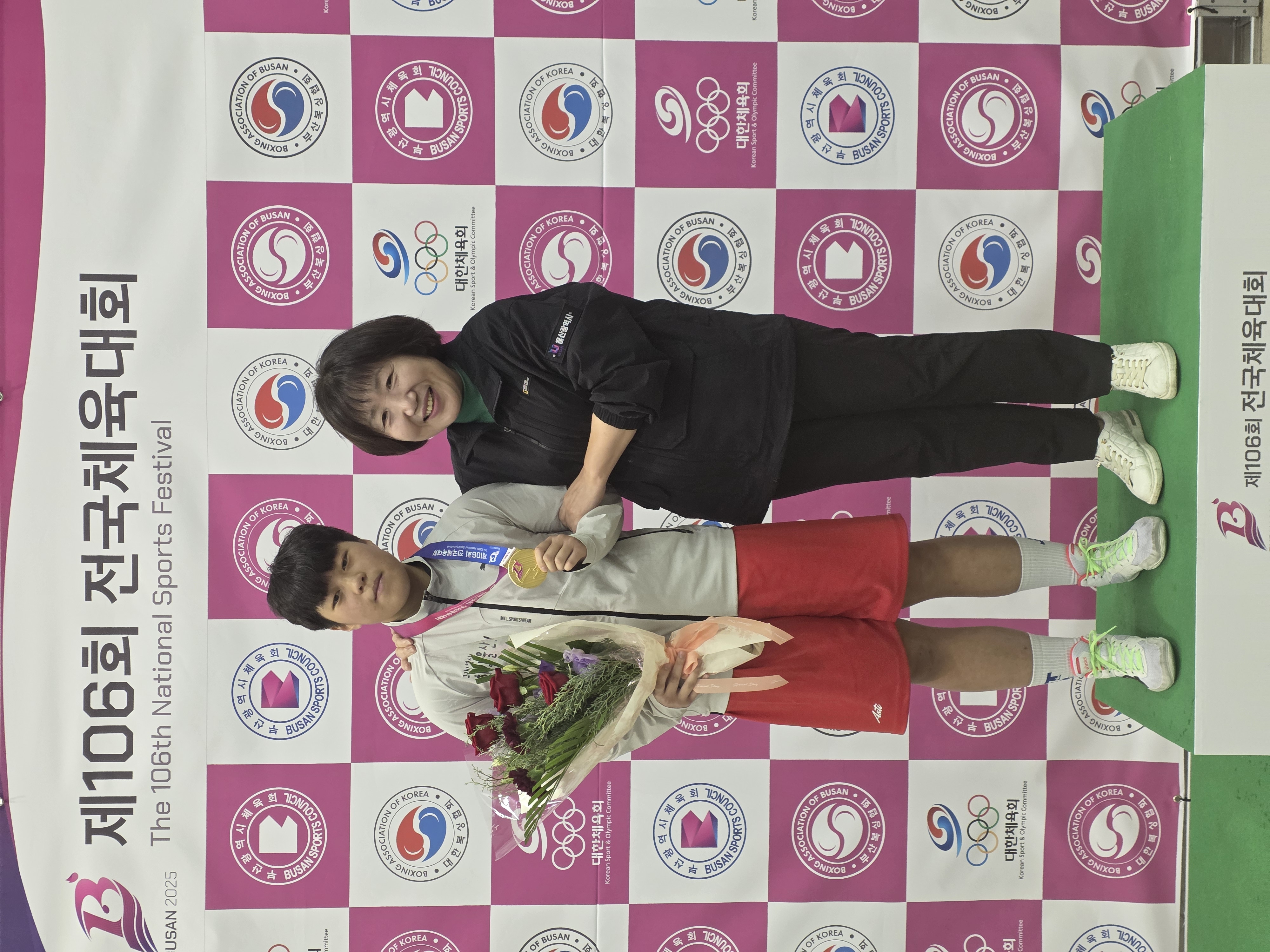 3. 대송고등학교 2학년 홍지혜 선수가 '제106회 전국체육대회' 복싱 여자 18세 이하 부에서 금메달을 차지하고 기념촬영을 하고있다.jpg