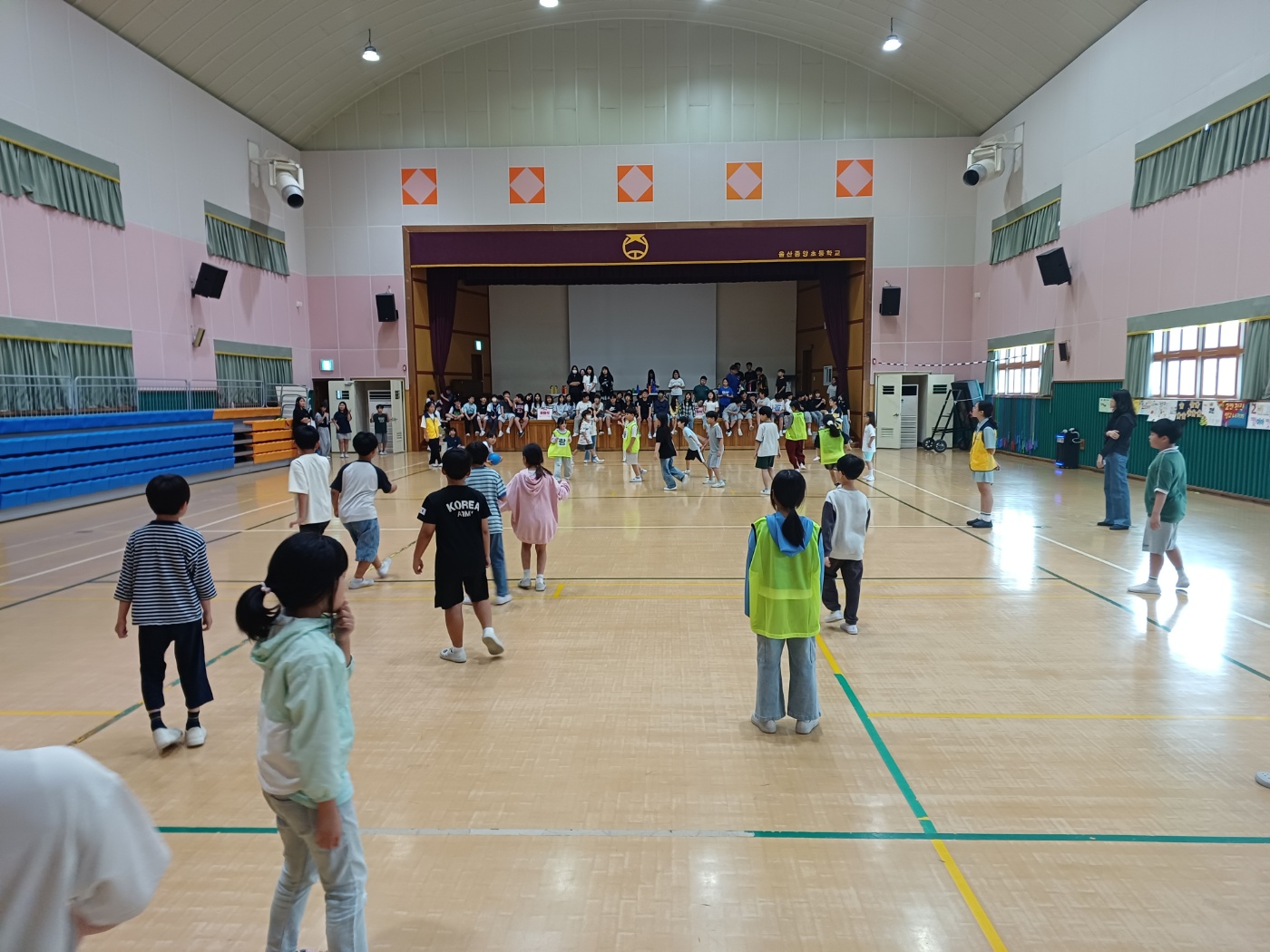 9. 울산중앙초 학생들이 체육관에서 반 대항 피구대회를 하고 있다.jpg