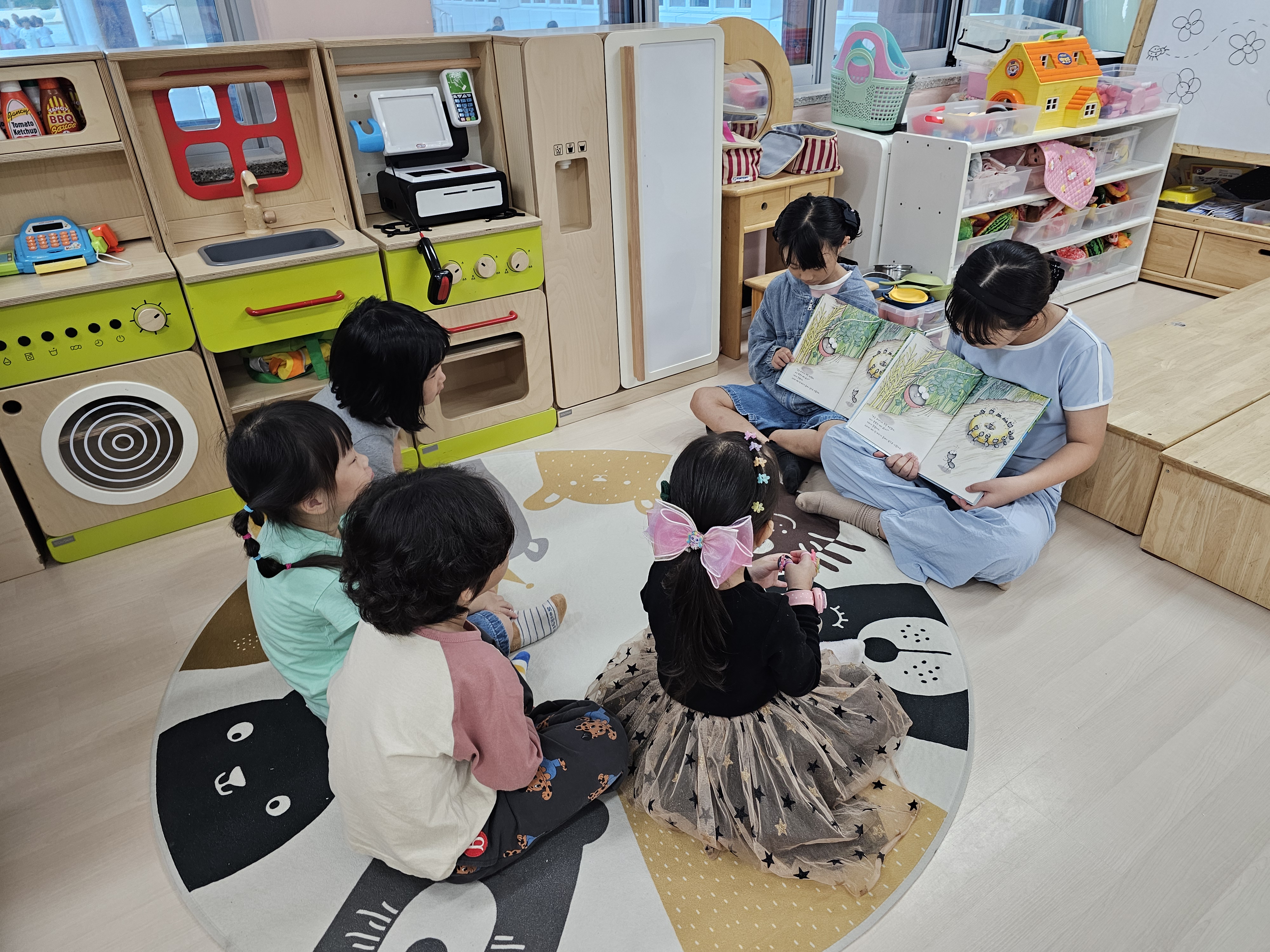 7. 신정초등학교 2학년 학생들이 유초이음교육의 하나로 병설유치원 유아들에게 그림책을 읽어주고 있다 (1).jpg