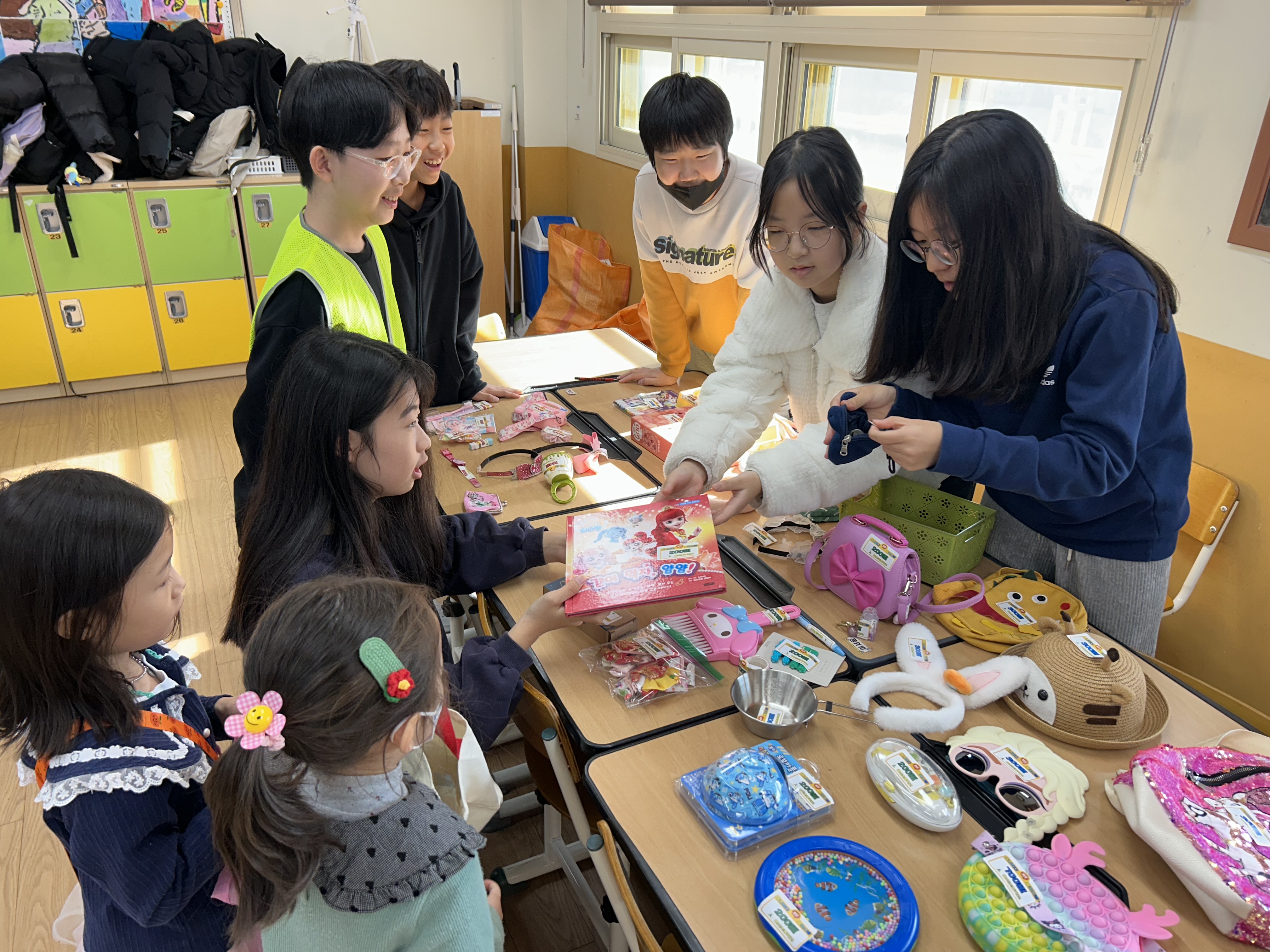 3. 울산초와 병설유치원은 19일 유초 이음교육의 하나로 아나바다 장터를 열었다 (2).jpg