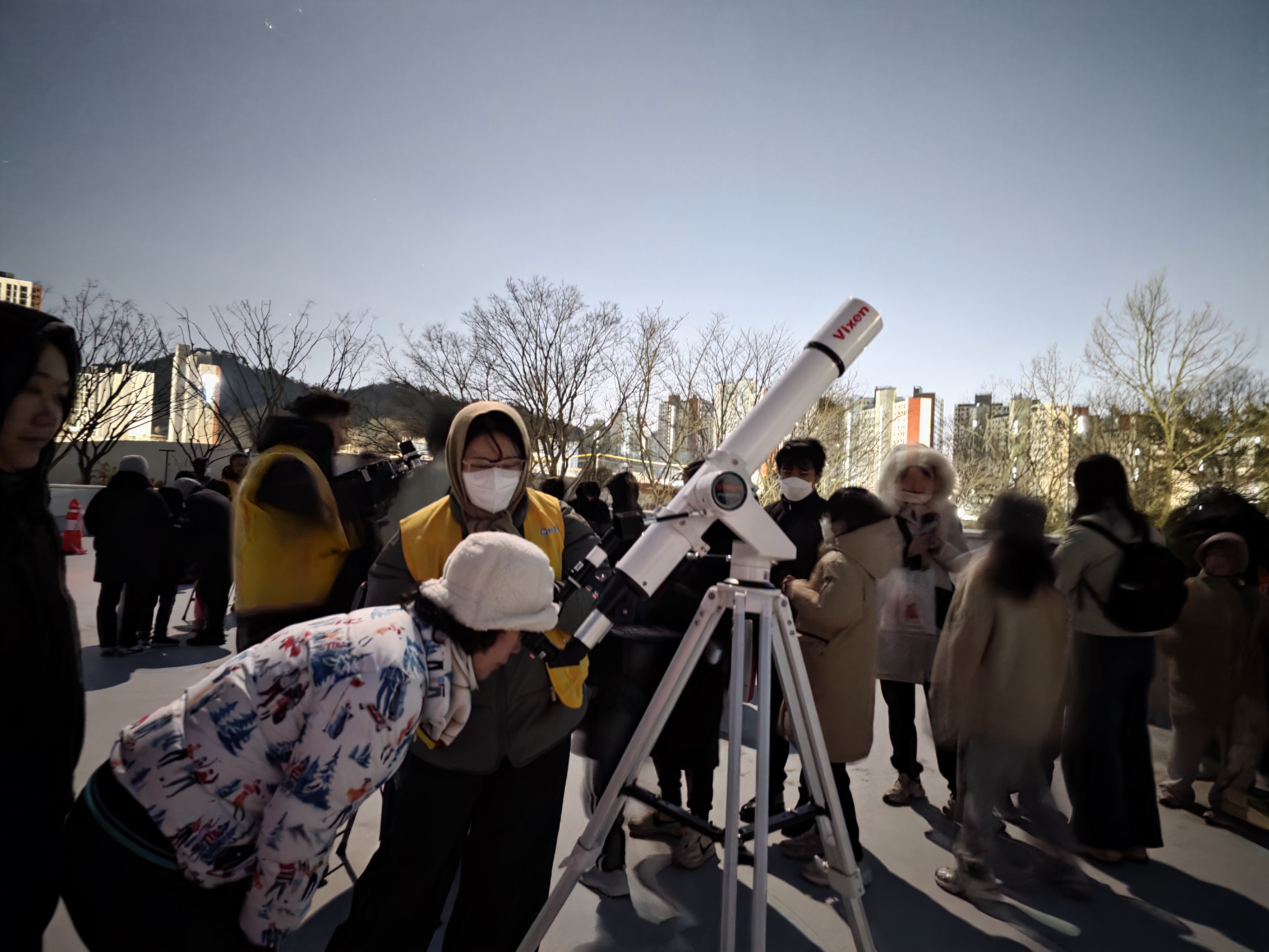 6. 울산과학관 별빛학교 천체관측 교실 참여 학생과 가족들이 3일 들꽃학습원에서 마지막 수업을 하고있다 (2).jpg