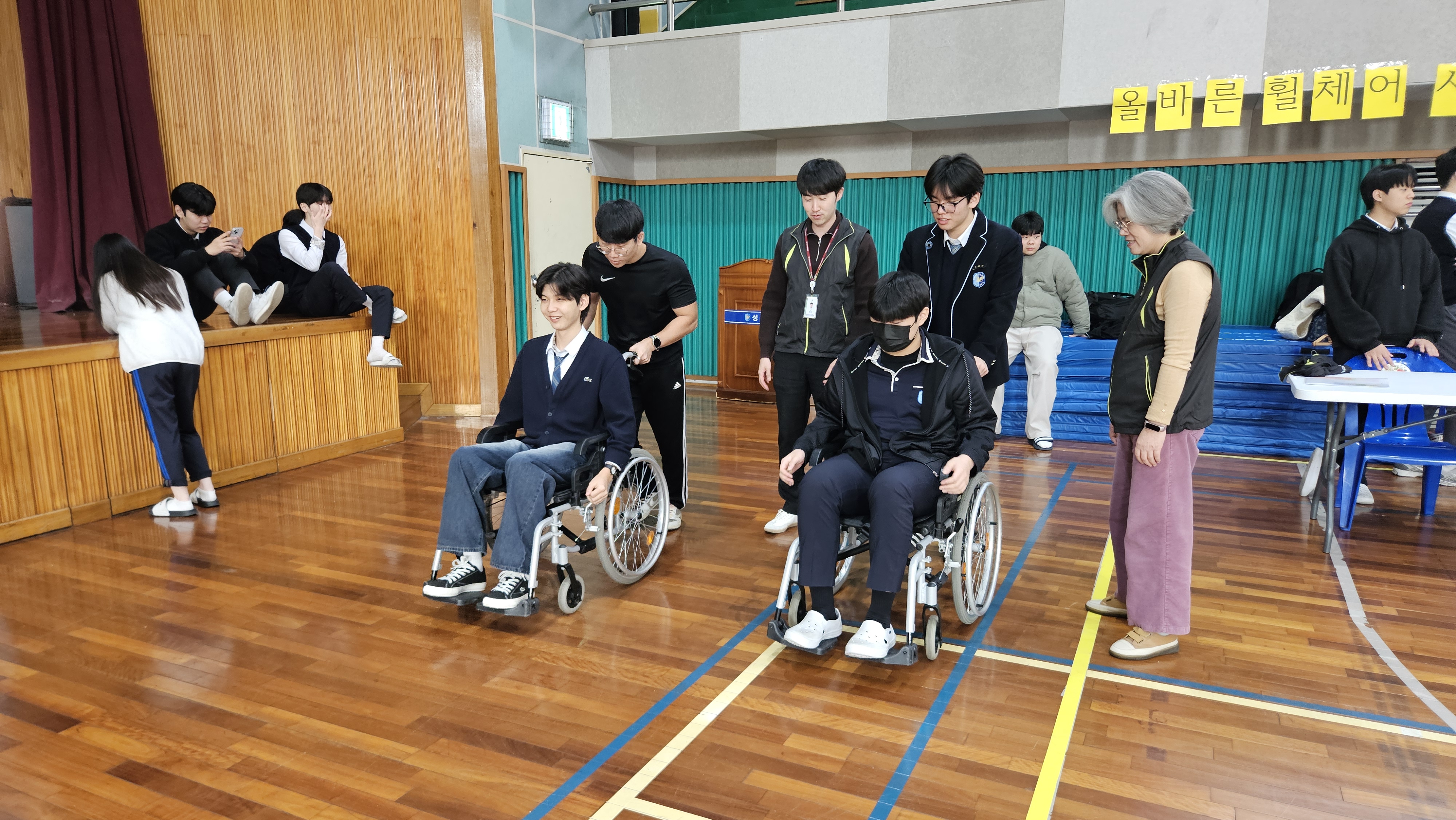 5. 성신고 학생들이 14일 체육관에서 장애 체험활동을 하고있다 (3).jpg