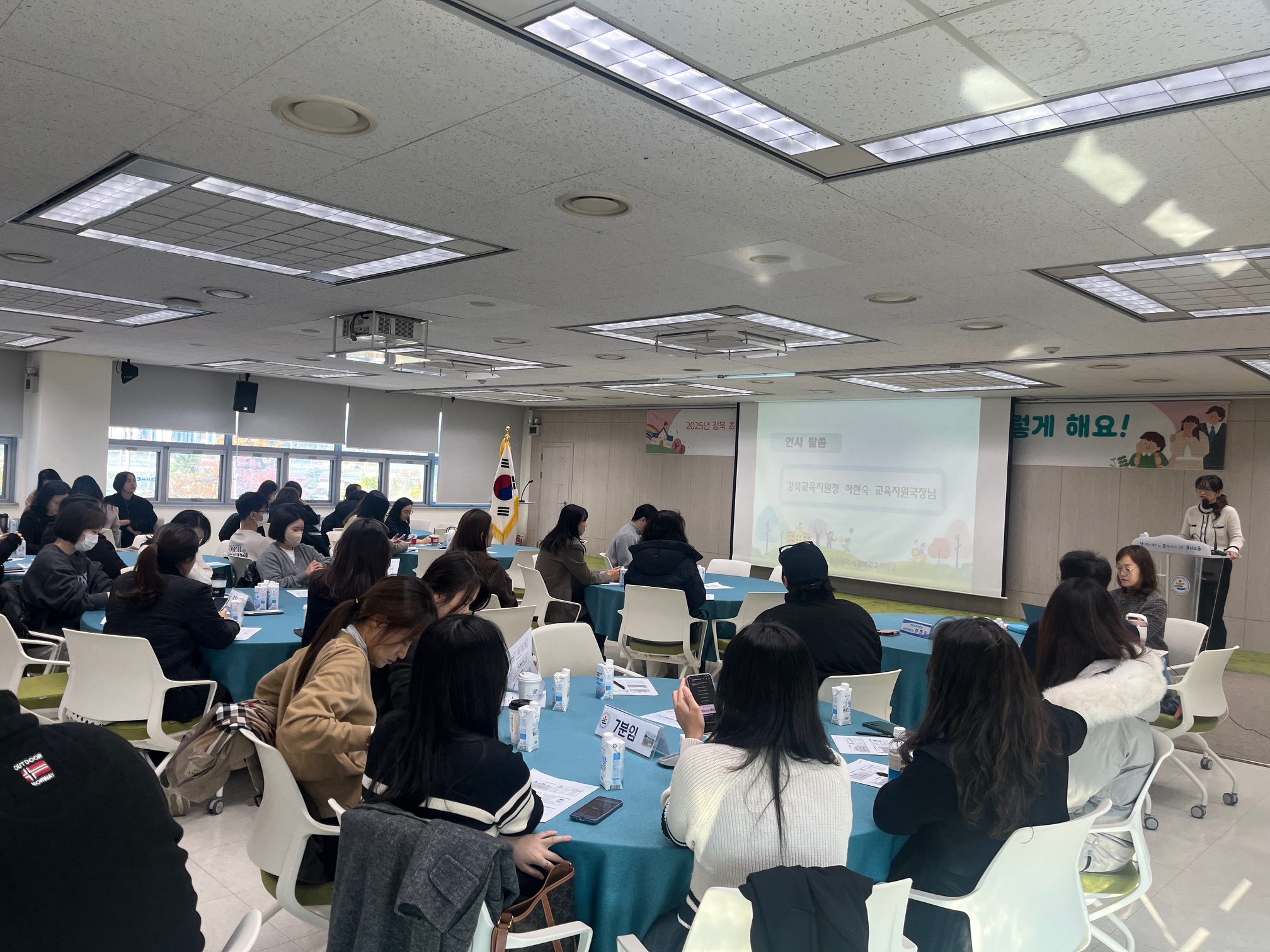 5. 강북지역 초등학교 예비 학부모들이 18일 강북교육지원청 대회의실에서 '초등 안심 학년제 연수'를 듣고있다 (1).JPG