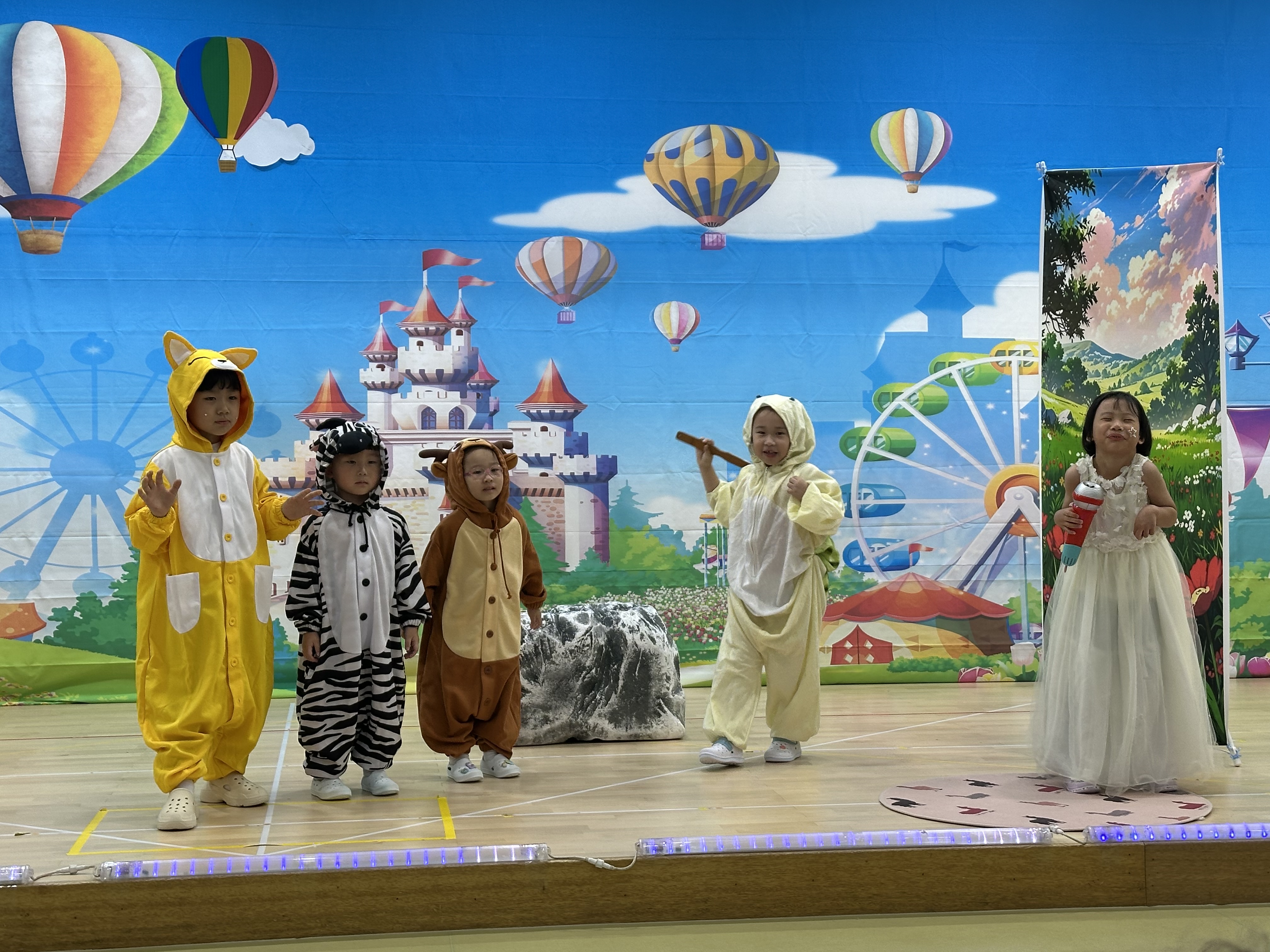 상안유치원 원아들이 29일 원아동아리 '서로 나눔 발표회'에 참가해 무대에서 공연을 펼치고있다 (2).jpg