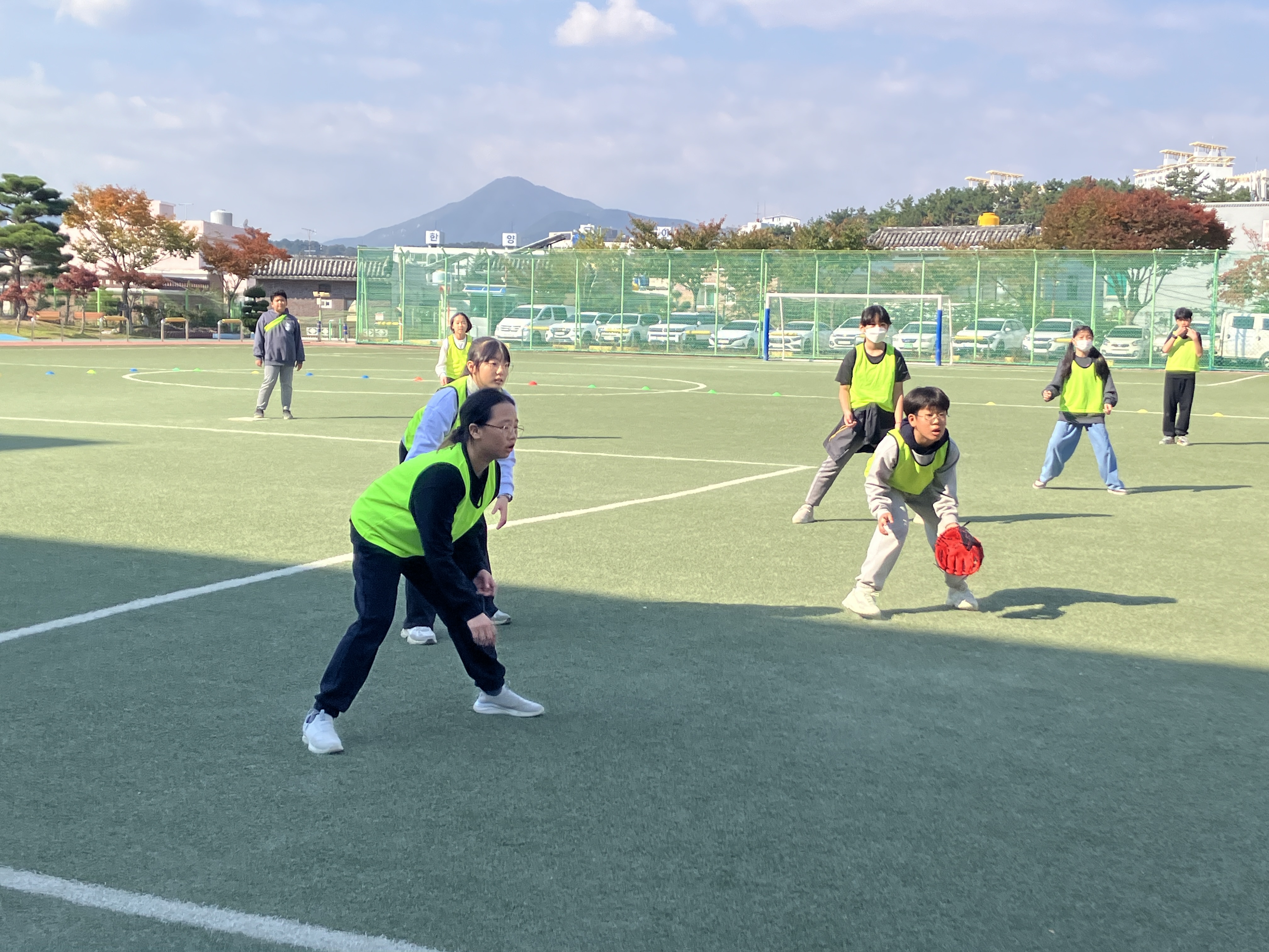 8. 남산초 5학년 학생들이 4일 운동장에서 스포츠클럽 '티볼' 활동을 하고있다 (2).JPG
