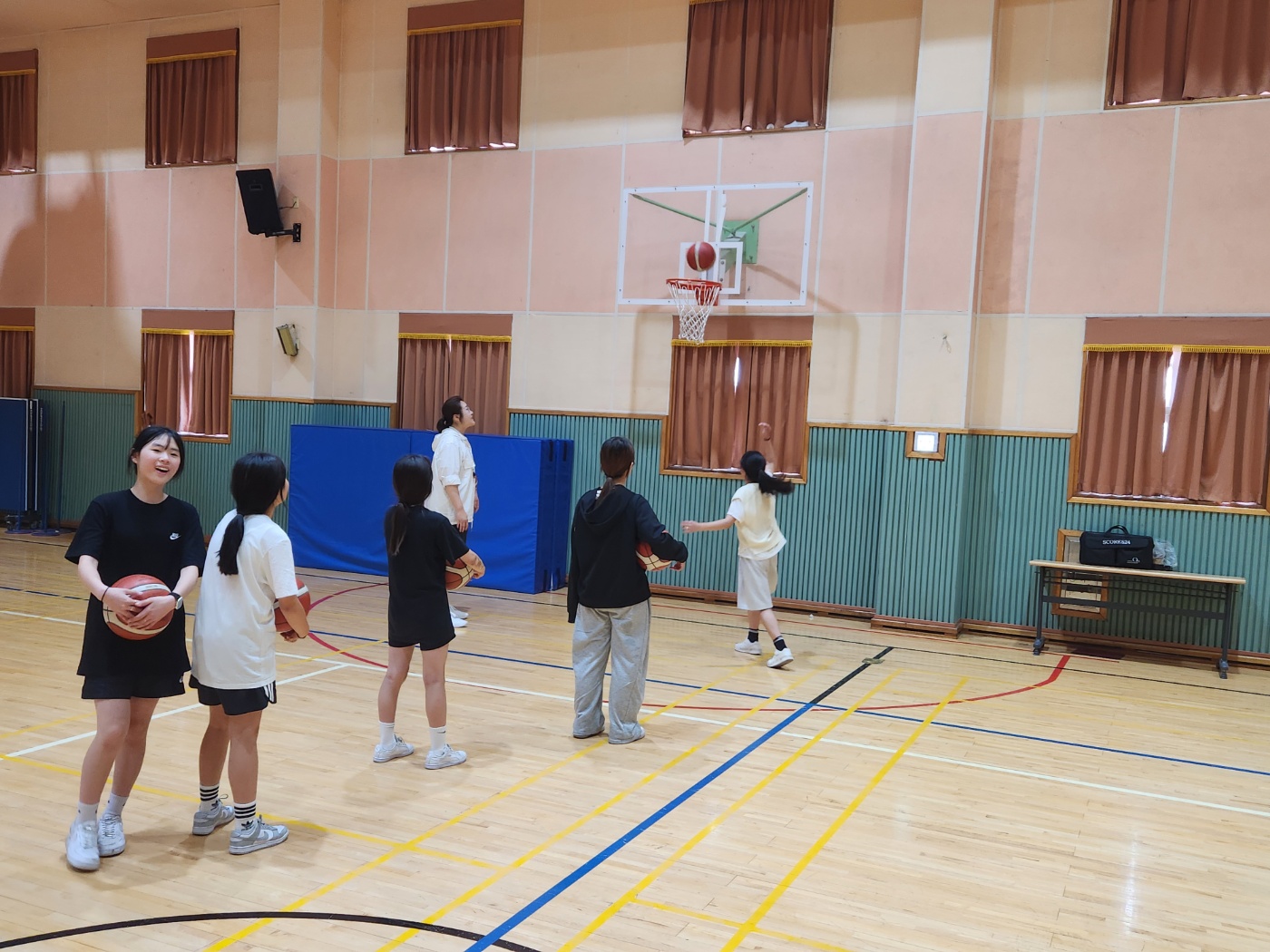 화진초 학생들이 '늘 신나는 봄' 체육학교 농구 수업을 듣고있다 (2).jpg