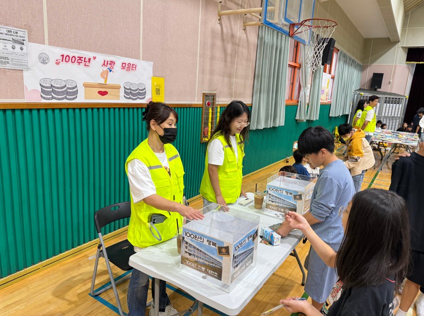 10. 대현초, 개교 100주년 ‘지구 살리기 나눔장터’ 열어 (4).jpg