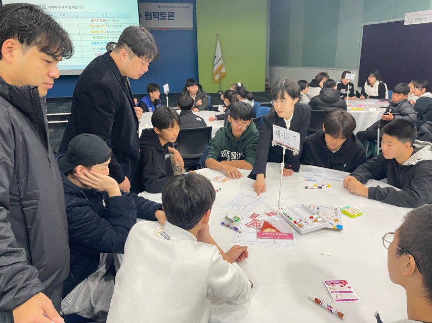 13. 울산지역 초중고 학교 운동부 학생들이 29일 본청 외솔회의실에서 원탁토론을 하고있다 (1).jpg