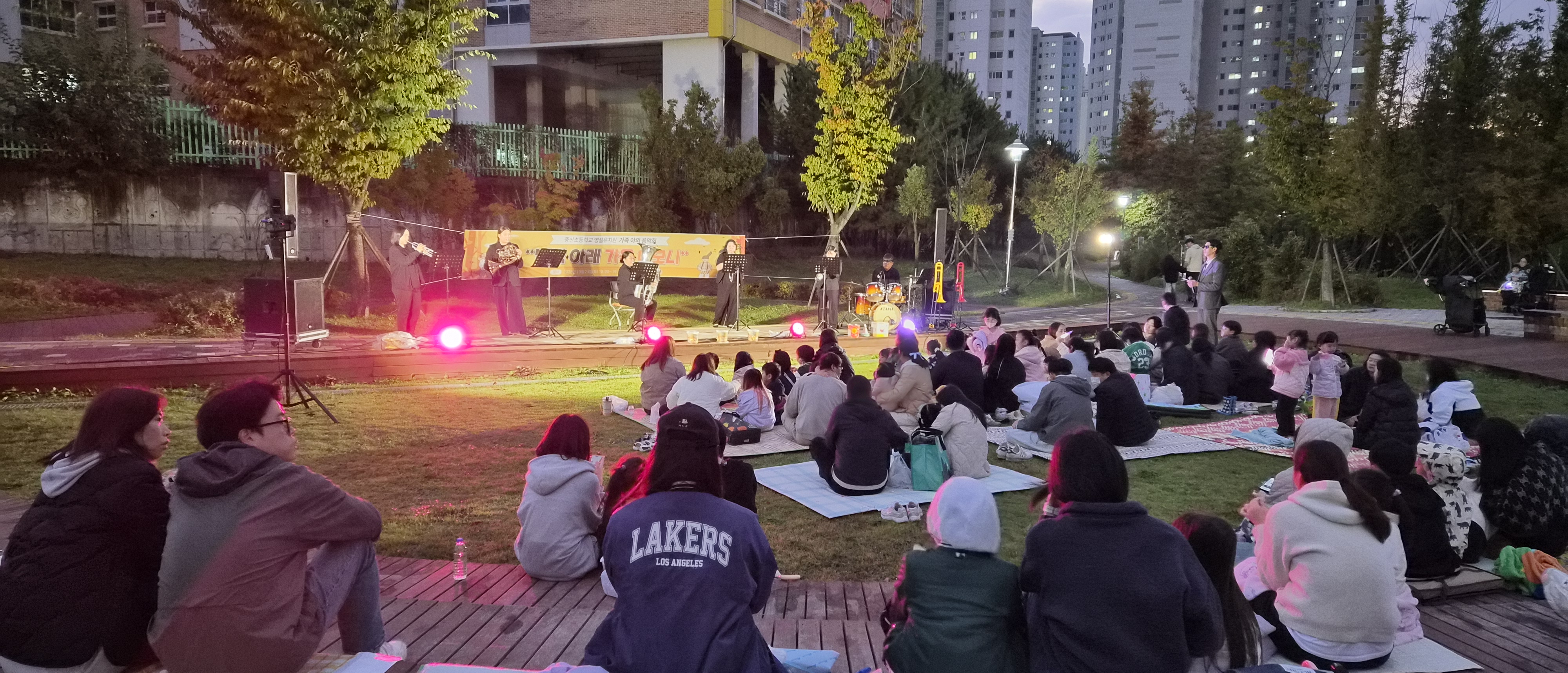 중산초등학교병설유치원은 23일 중산소공원에서 '별빛 아래 가을 하모니' 음악회를 열었다 (1).jpg