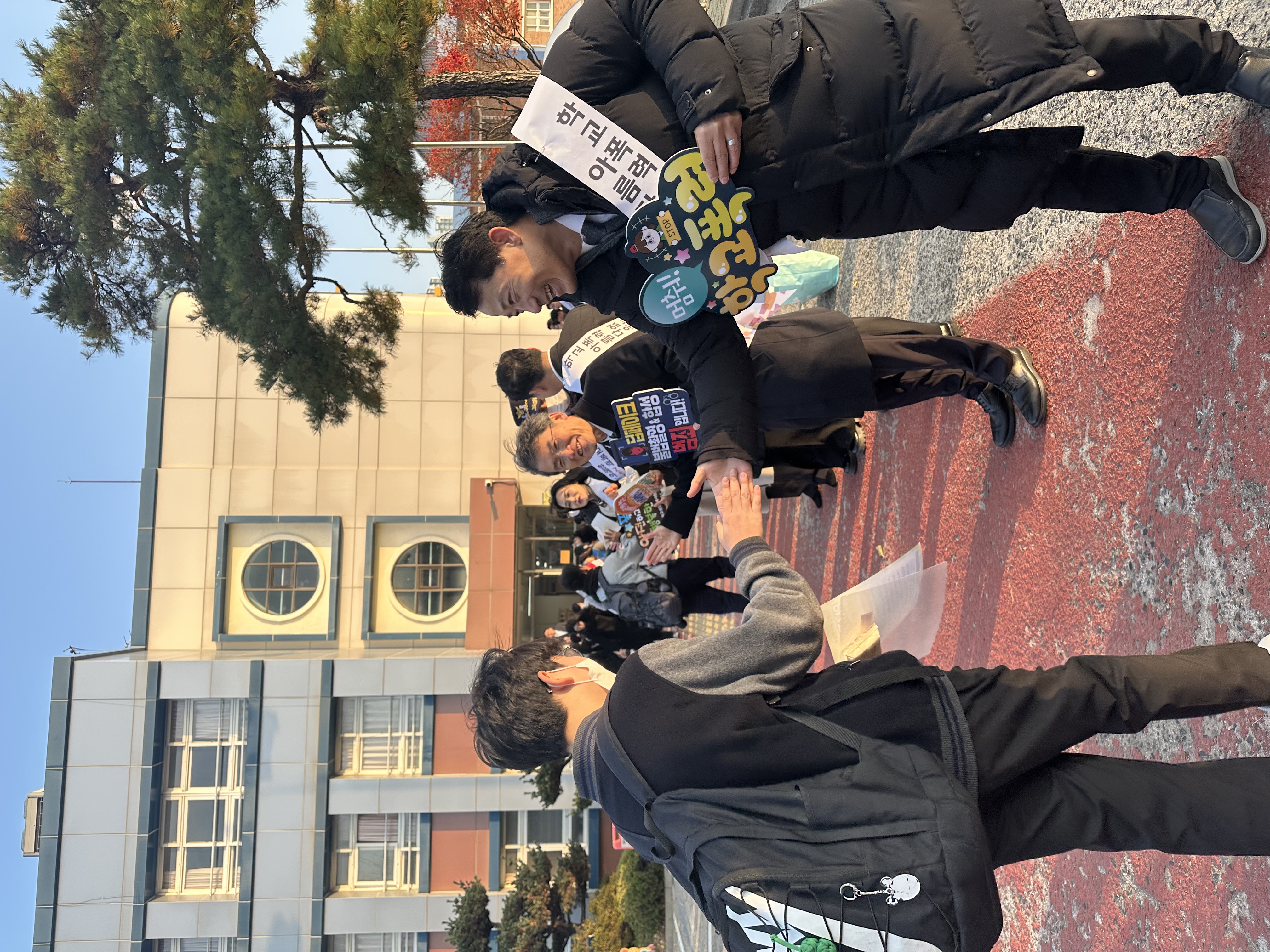 4. 천창수교육감과  대송중 관계자들이 26일 대송중에서 손뼉 맞장구를 하고있다 (1).jpg