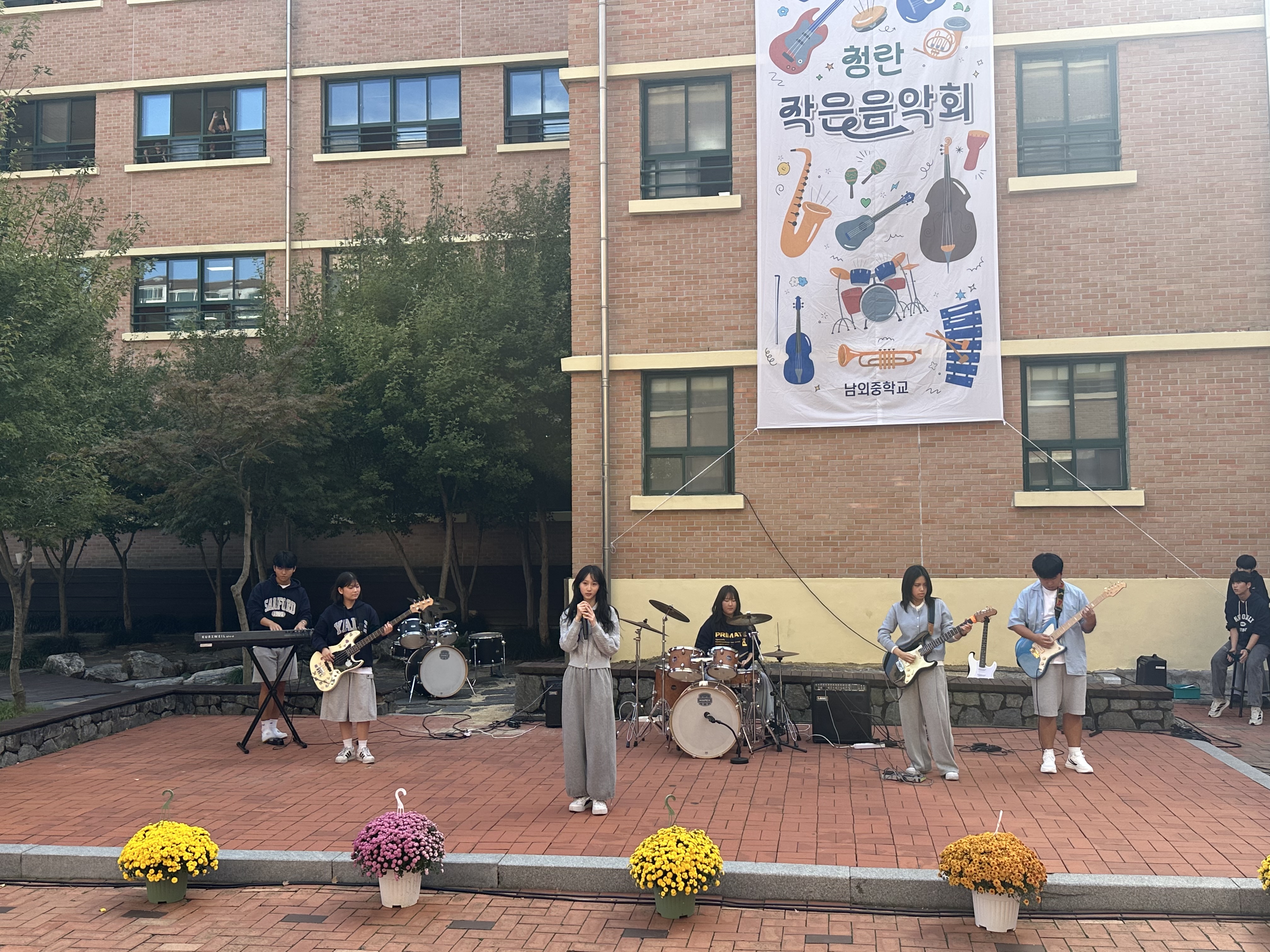 8. 남외중학교 학생들이 17일 청란광장에서 밴드연주를 하고있다.jpg