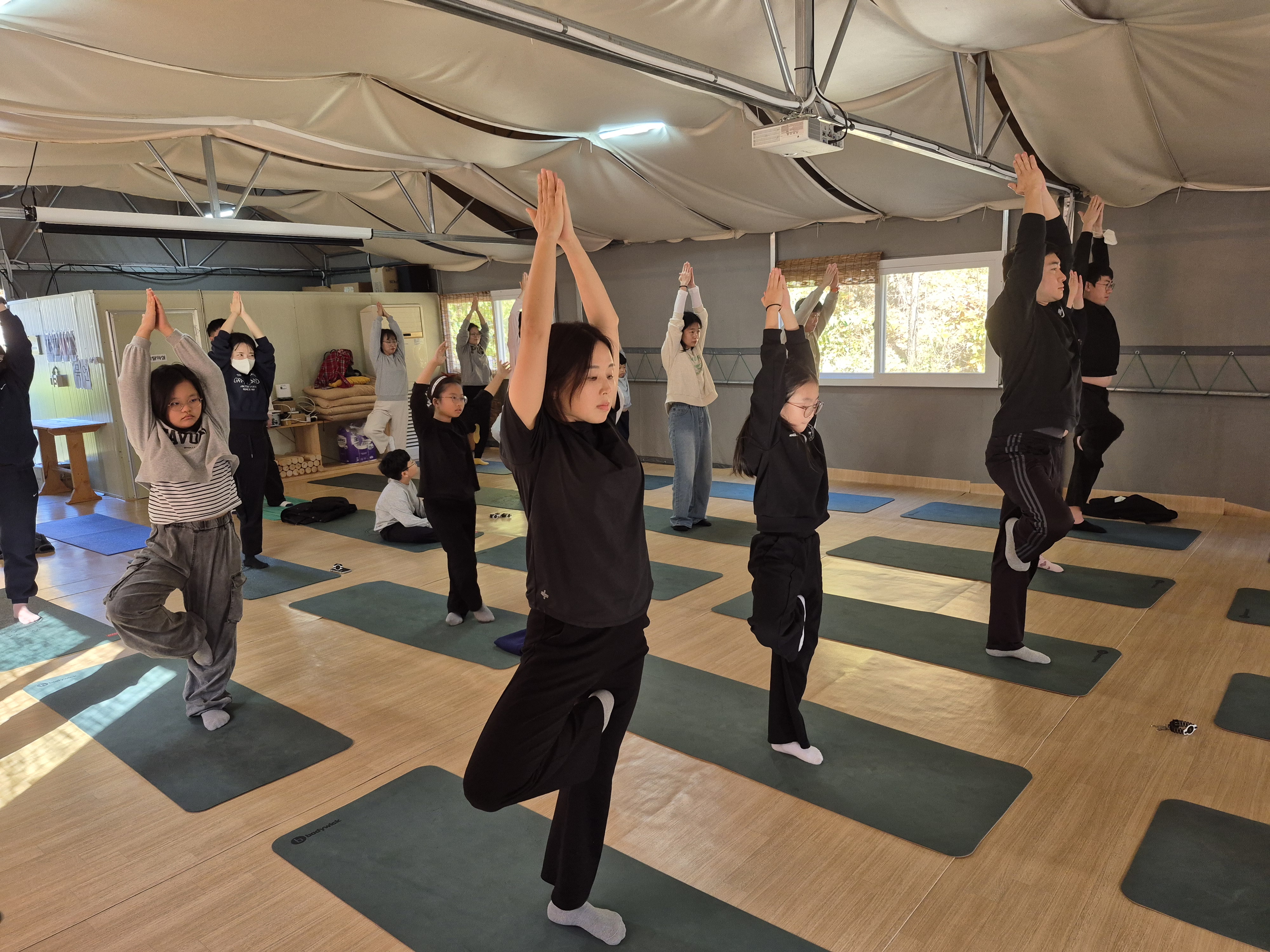 약수초 학생들과 가족들이 15일 언양 와나스타에서 힐링요가를 하고있다 (2).jpg