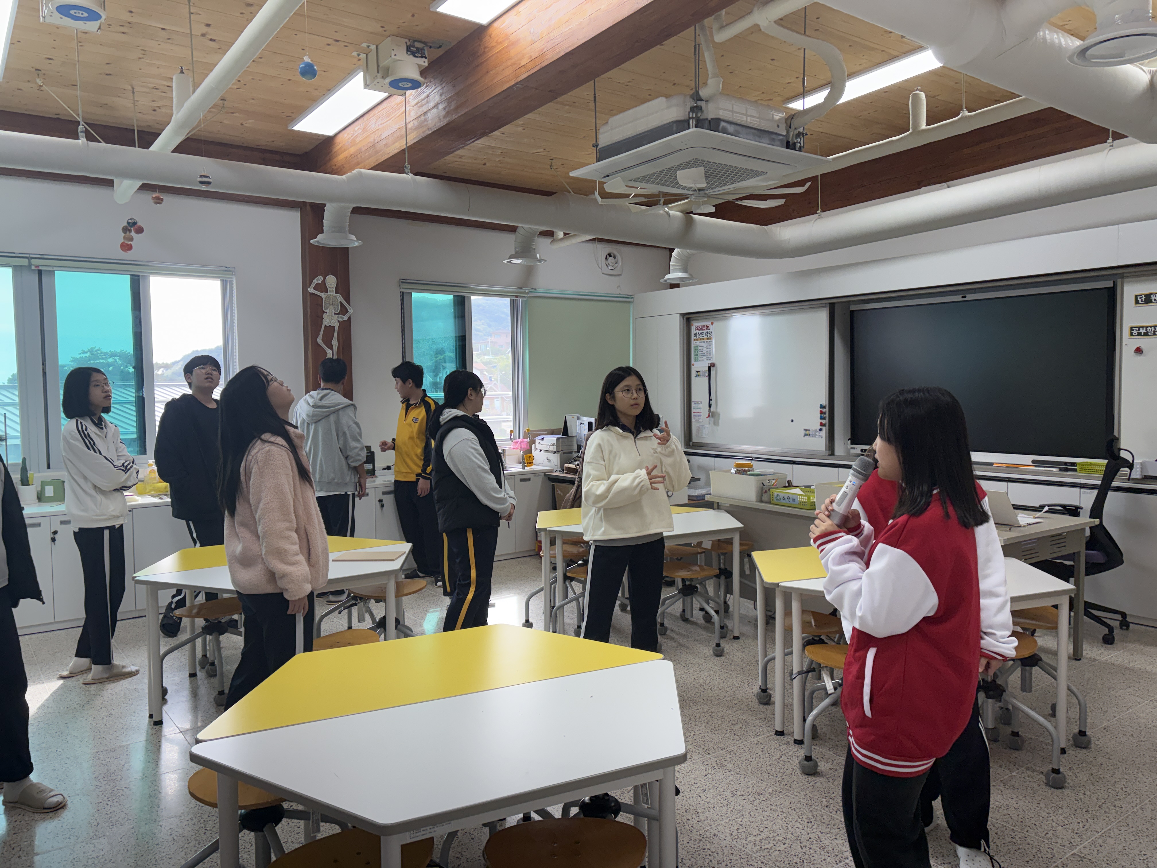 주전초 학생자치회 학생들이 30일 중앙중학교학생들에게 학교를 안내하고 있다 (1).jpg