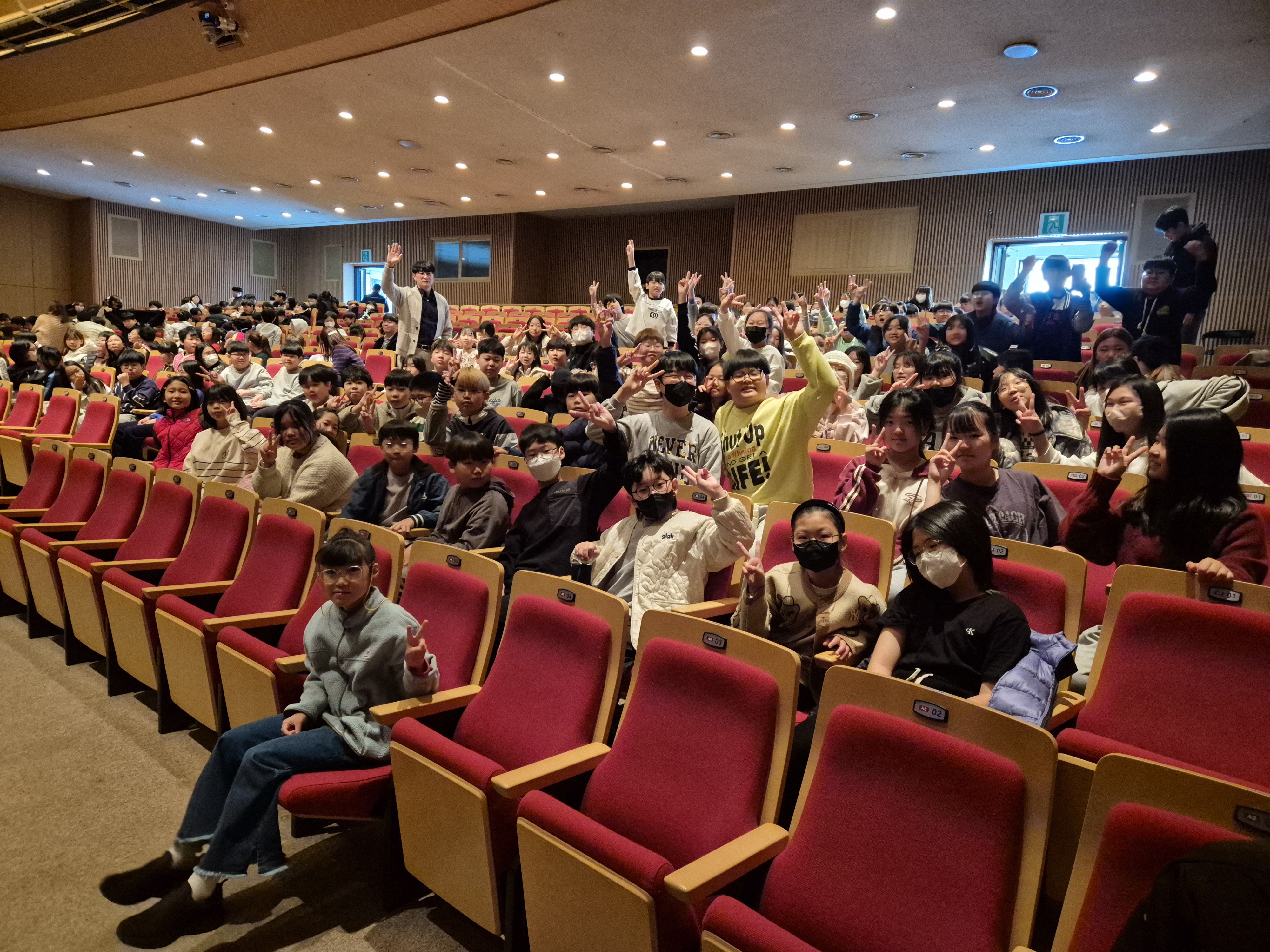 문현초 학생들이 14일 HD아트센터에서 코믹 무술 공연 '점프'를 관람했다 (1).jpg