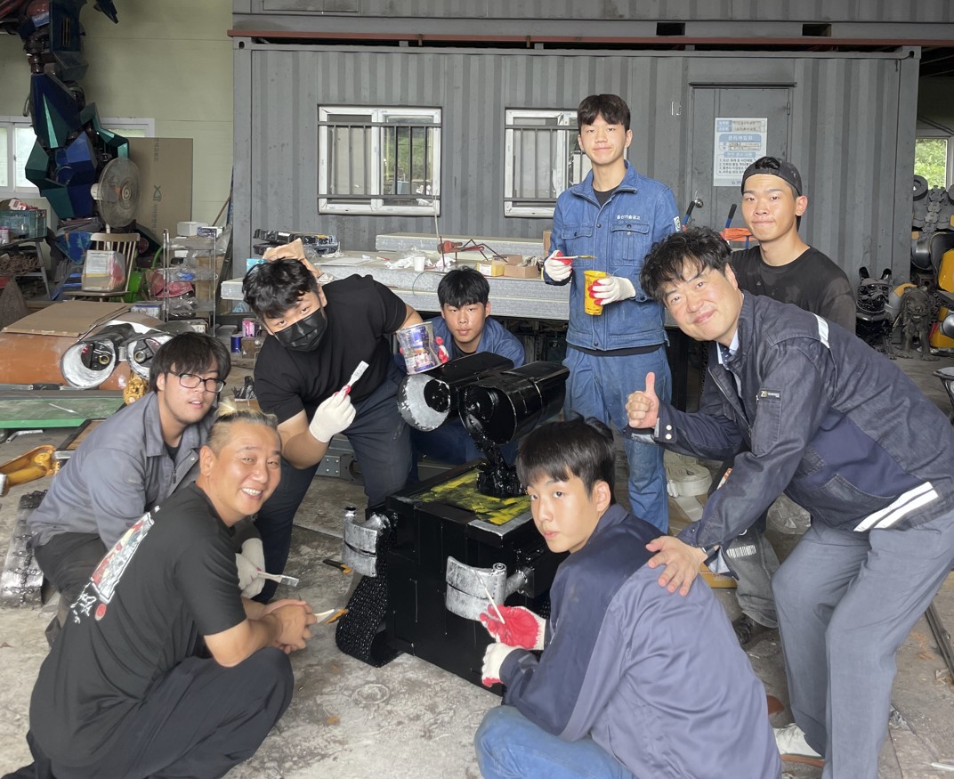 7. 울산기술공업고, 폐고철로 환경 지키는 로봇 제작 (1).jpg