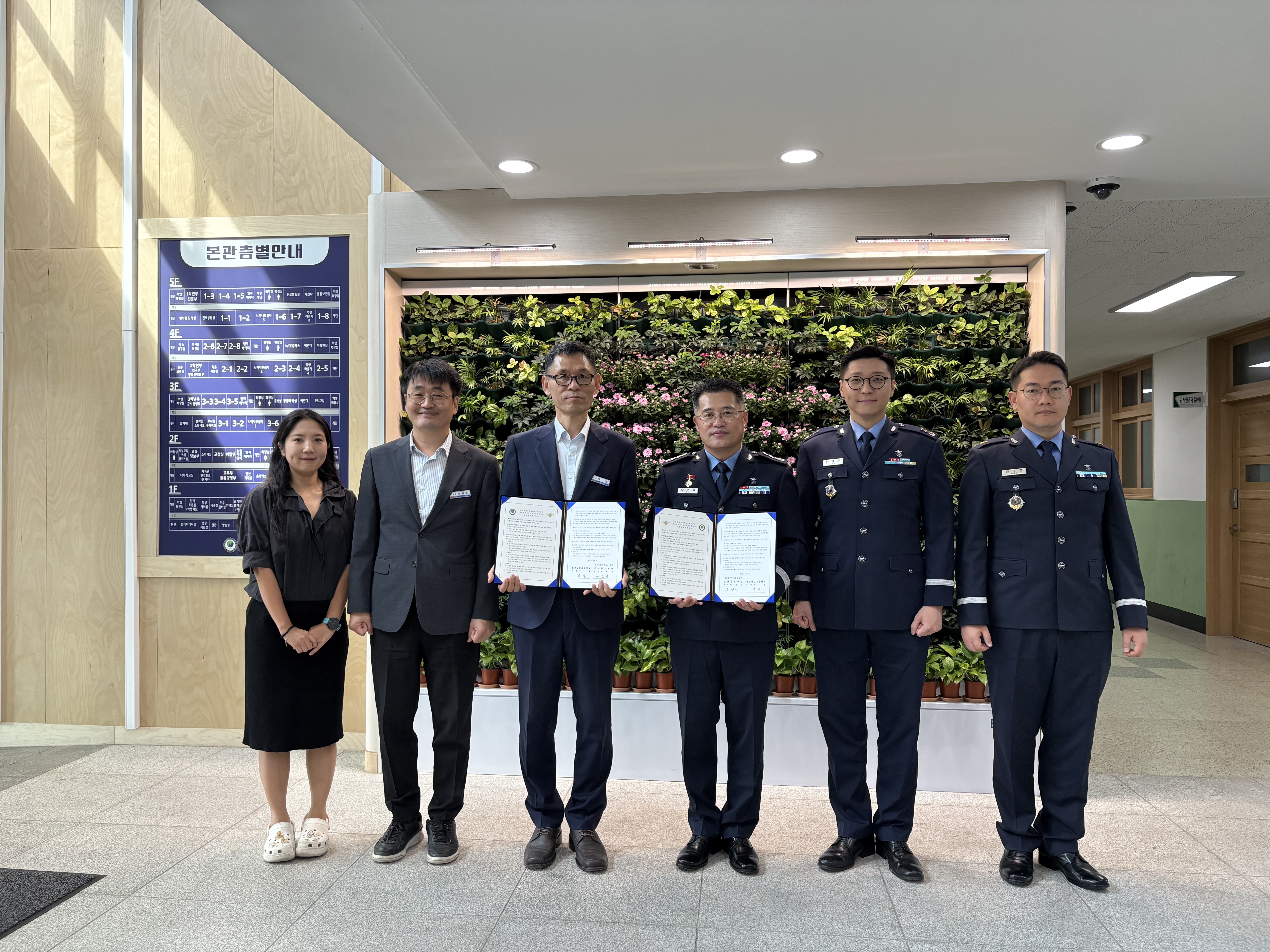 9. 지난 30일 울산상업고는 공군과 부사관 양성 교육을 내용으로 하는 업무협약을 맺고 기념촬영을 하고 있다. (1).jpg