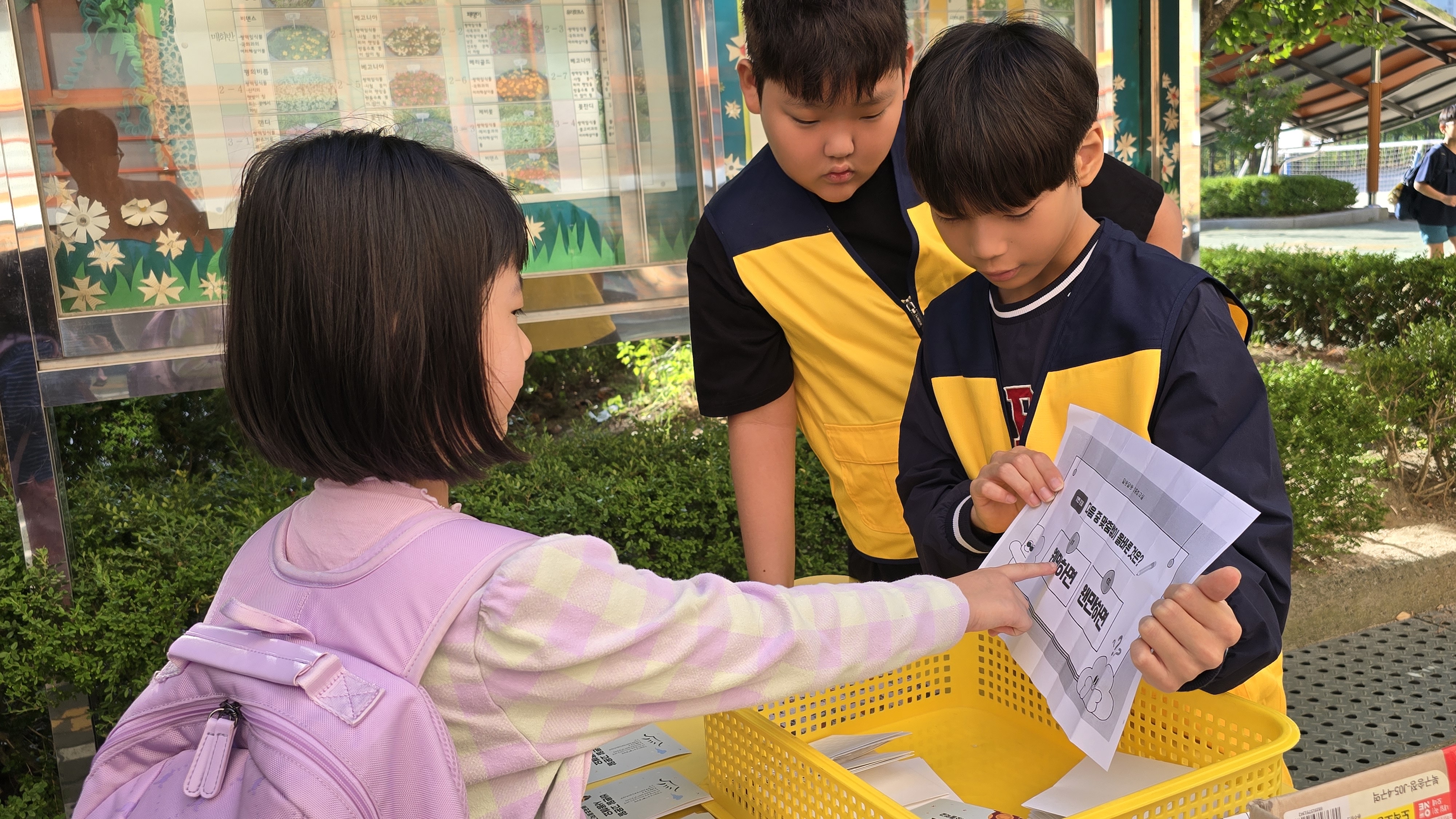 9. 매곡초 학생들이 등굣길 퀴즈 행사에 참여하고 있다(1).jpg