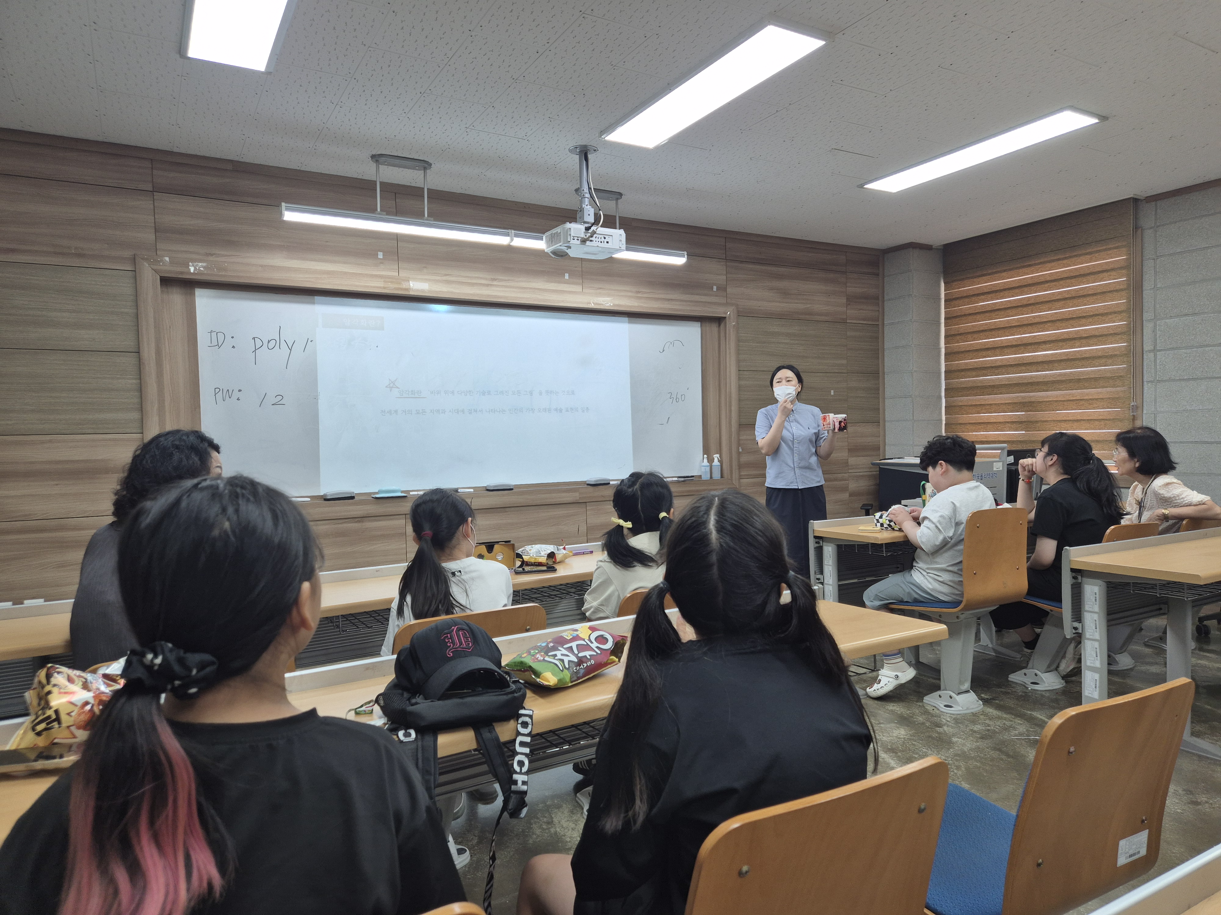 5. ‘꿈드림 공작소’ 미래 기술 체험하며 진로 탐색 (3).jpg