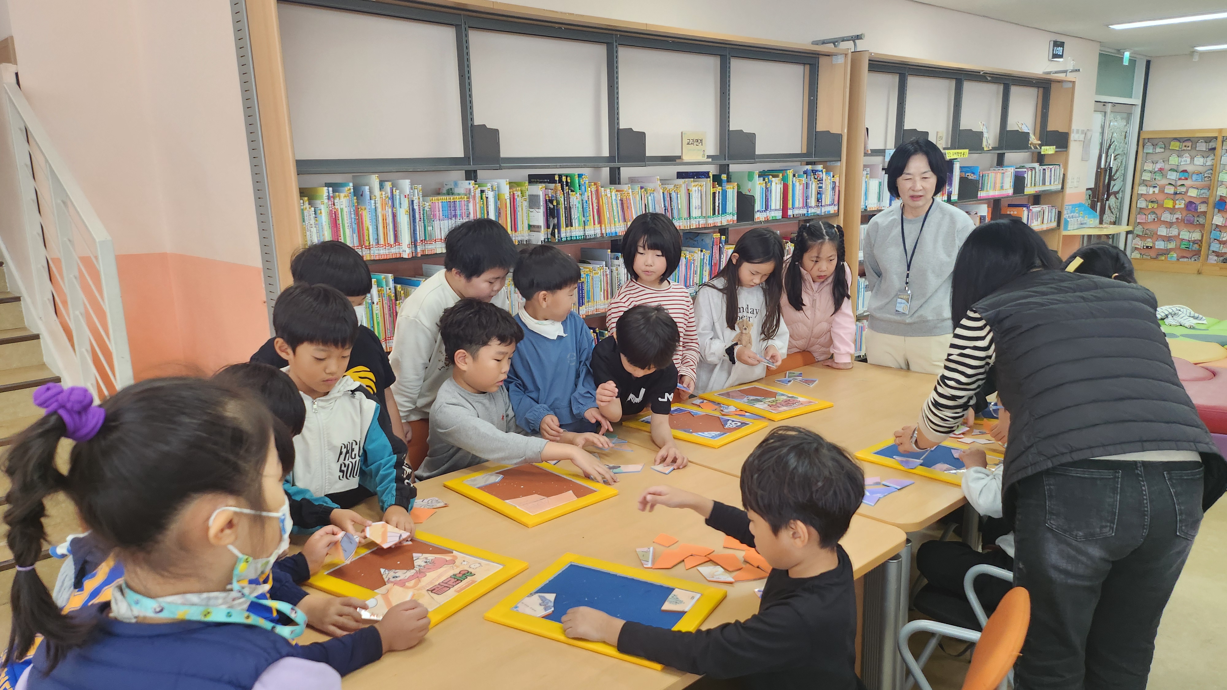 언양초등학교 학생들이 27~31일 도서관에서 열린 다양한 독서 프로그램에 참여하고 있다 (2).jpg